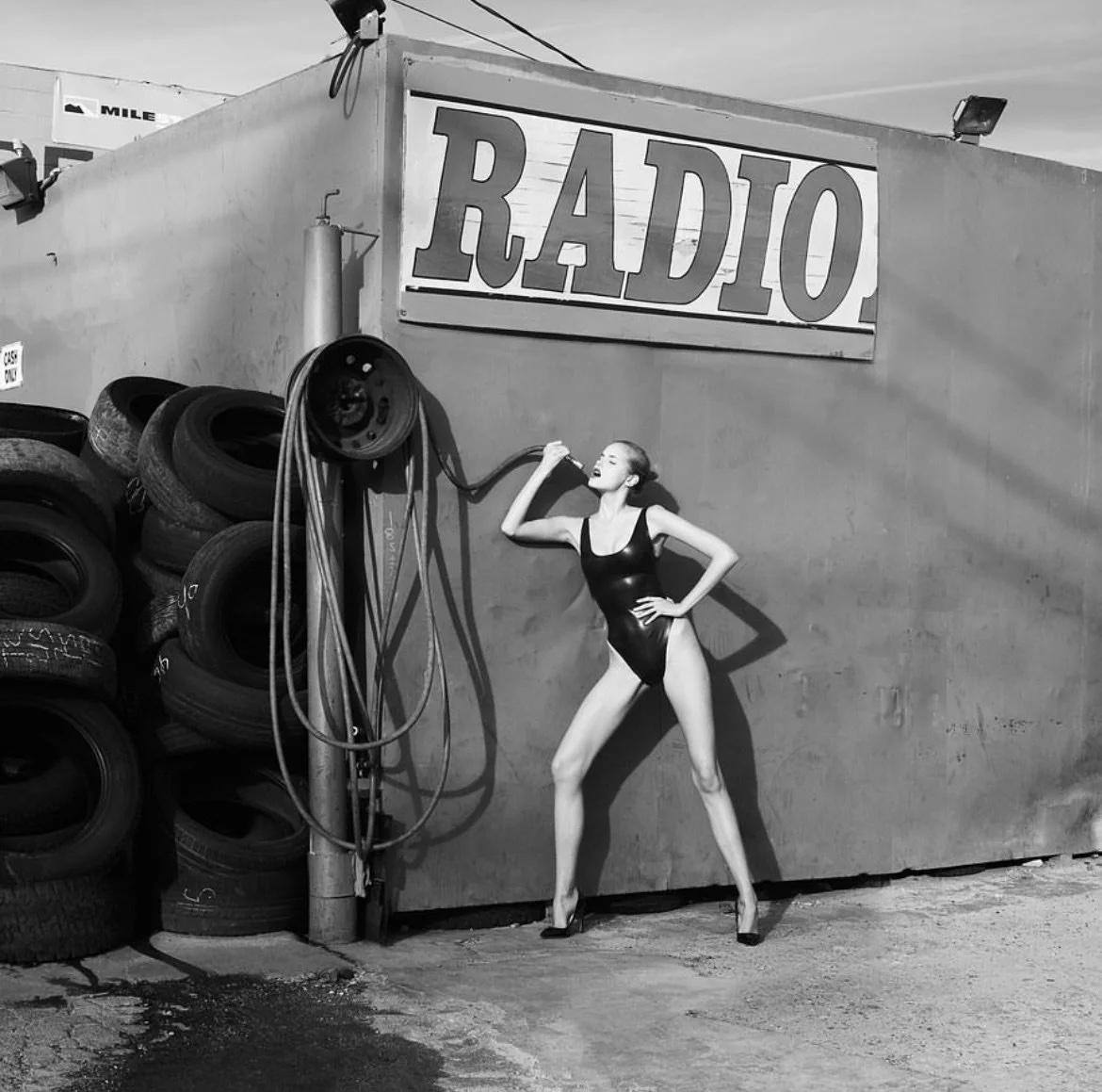 Tyler Shields - Radio, Fotografie 2023, Nachgedruckt