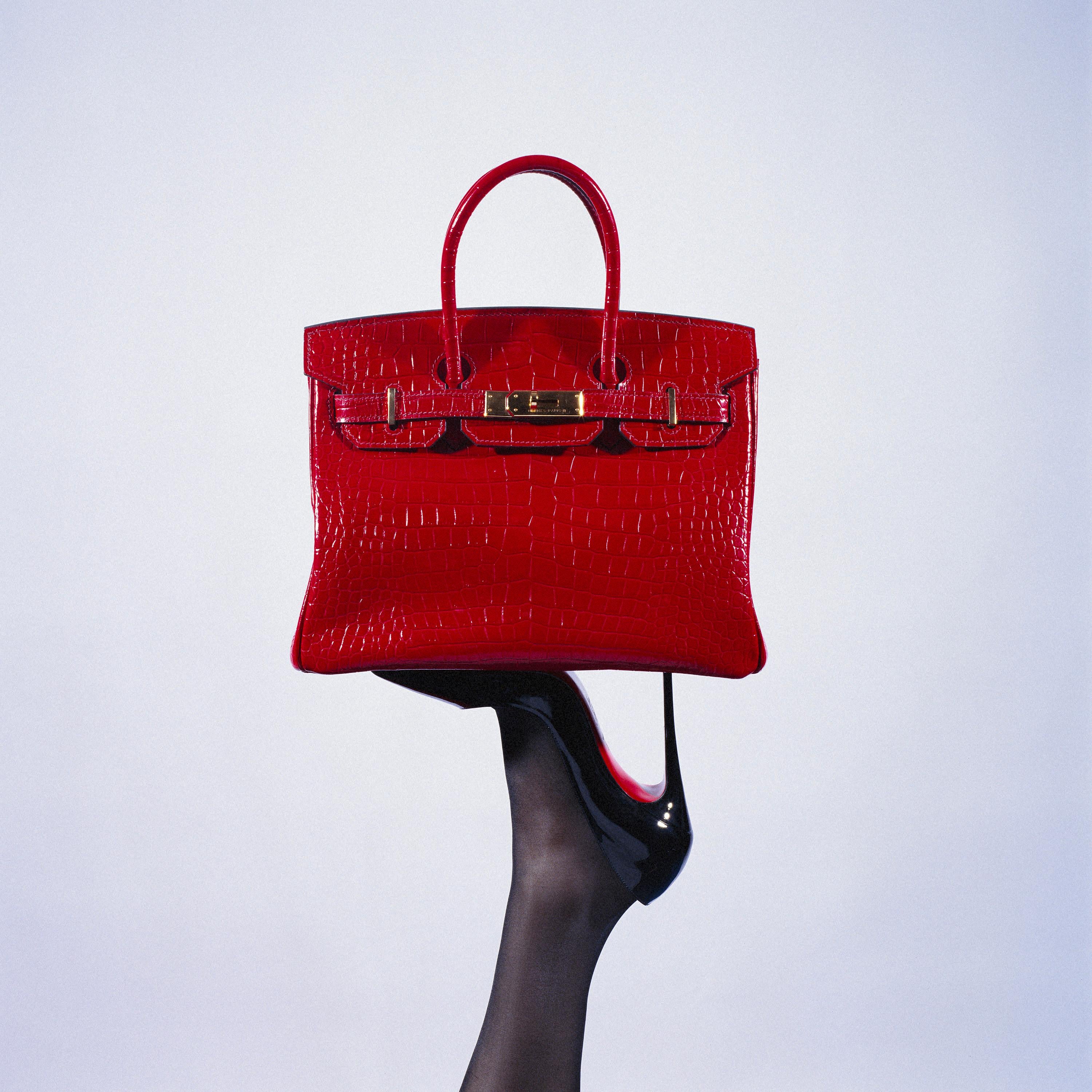 Tyler Shields - Tacón alto Birkin rojo, Fotografía 2024, Impresión posterior