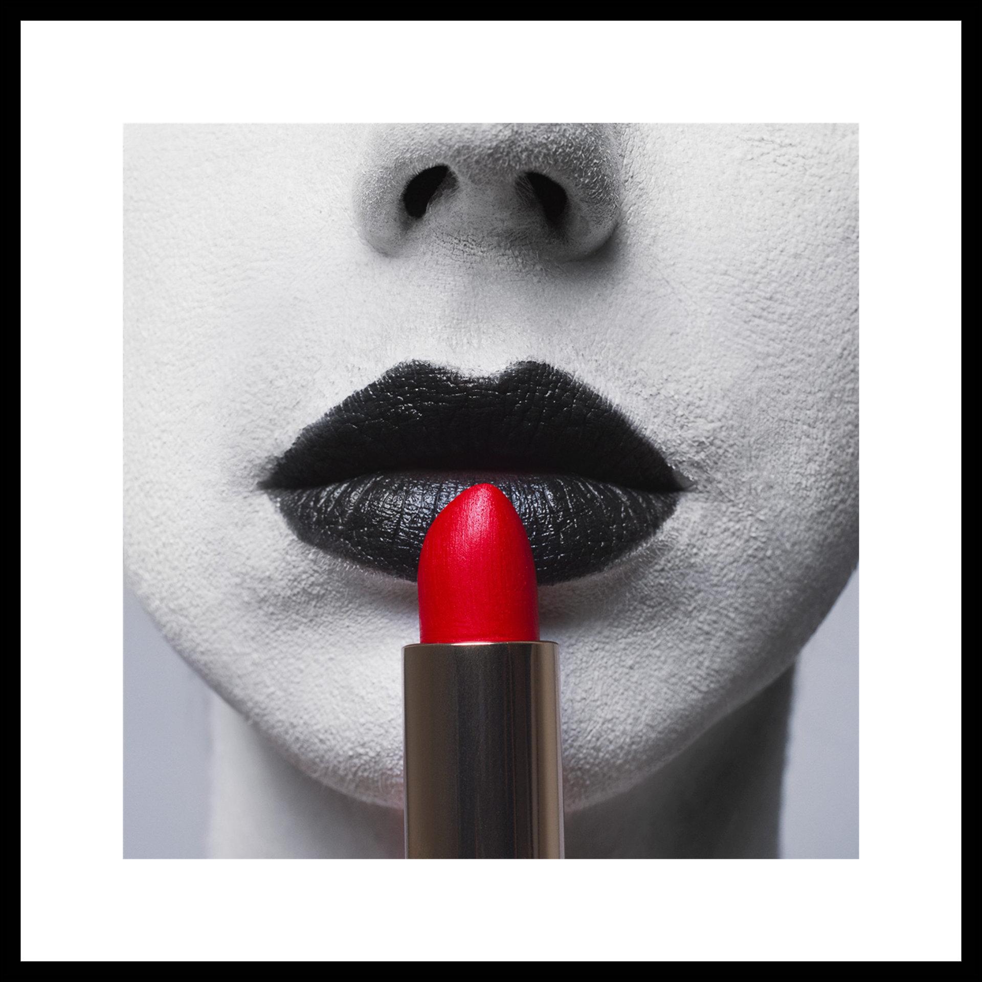 Tyler Shields - Roter Lippenstift, Fotografie 2019, Nachgedruckt im Angebot 1