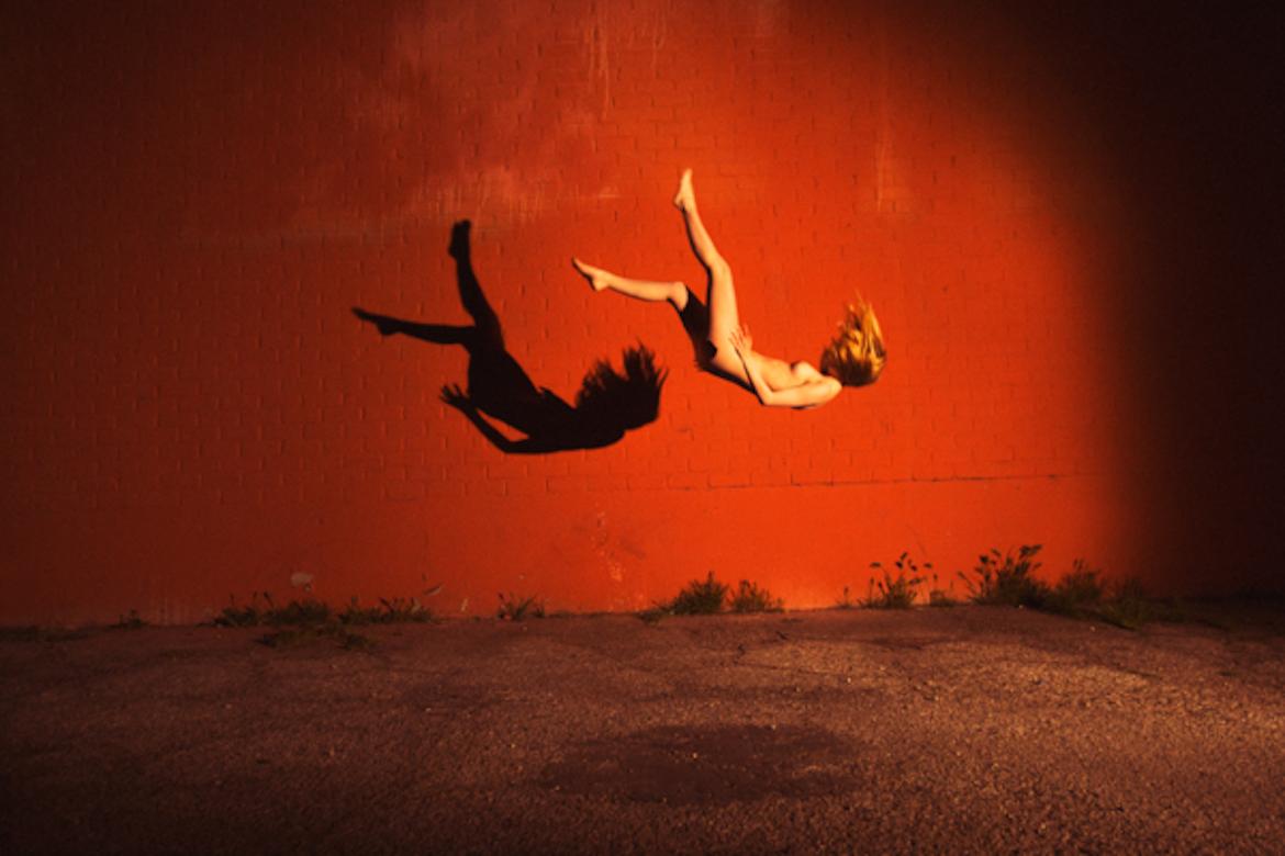 Tyler Shields - Rote Wand, Fotografie 2018, gedruckt nach