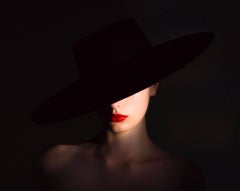 Tyler Shields - Sombrero de sombra, Fotografía 2024, Impresión posterior