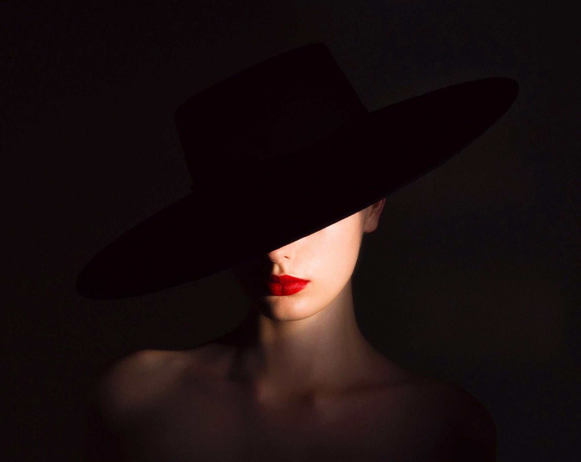 Tyler Shields - Schattenhut, Fotografie 2024, gedruckt nach