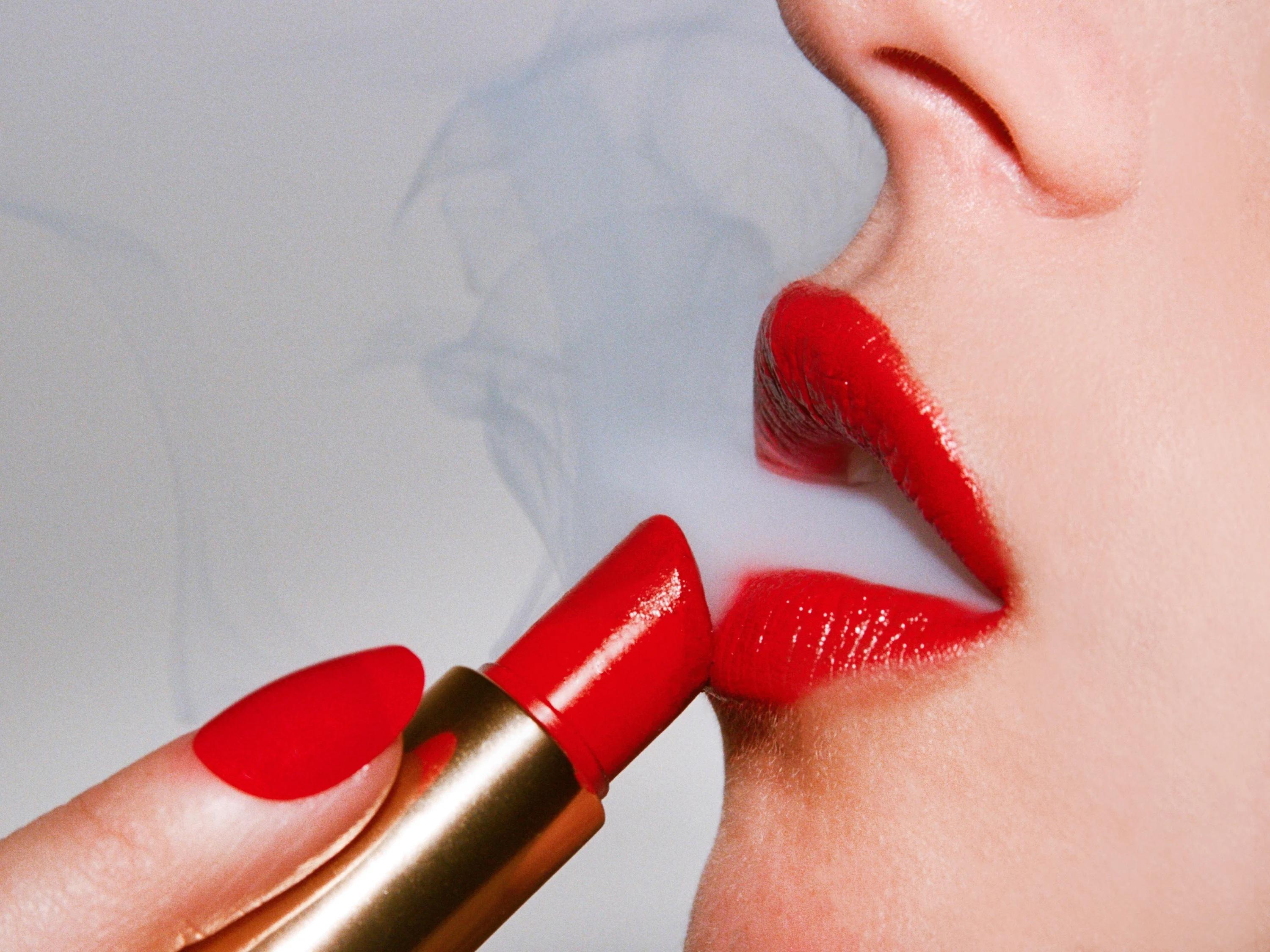 Tyler Shields - Humo y pintalabios, Fotografía 2024, Impresión posterior