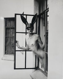 Tyler Shields - Il coniglietto alla finestra, Fotografia 2021, Stampato dopo