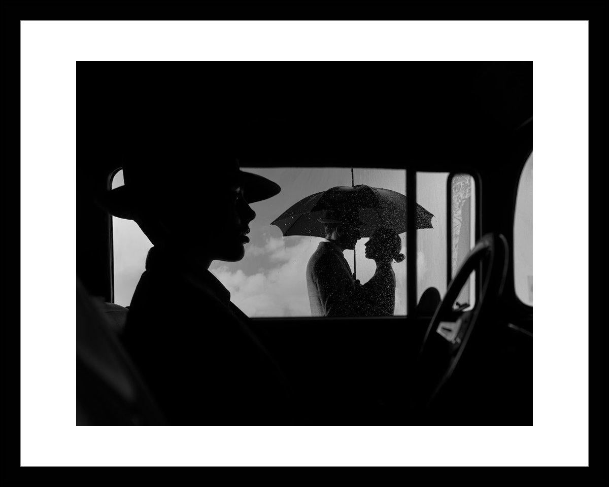 Tyler Shields - The Couple Out The Window, photographie 2021, imprimée d'après en vente 1