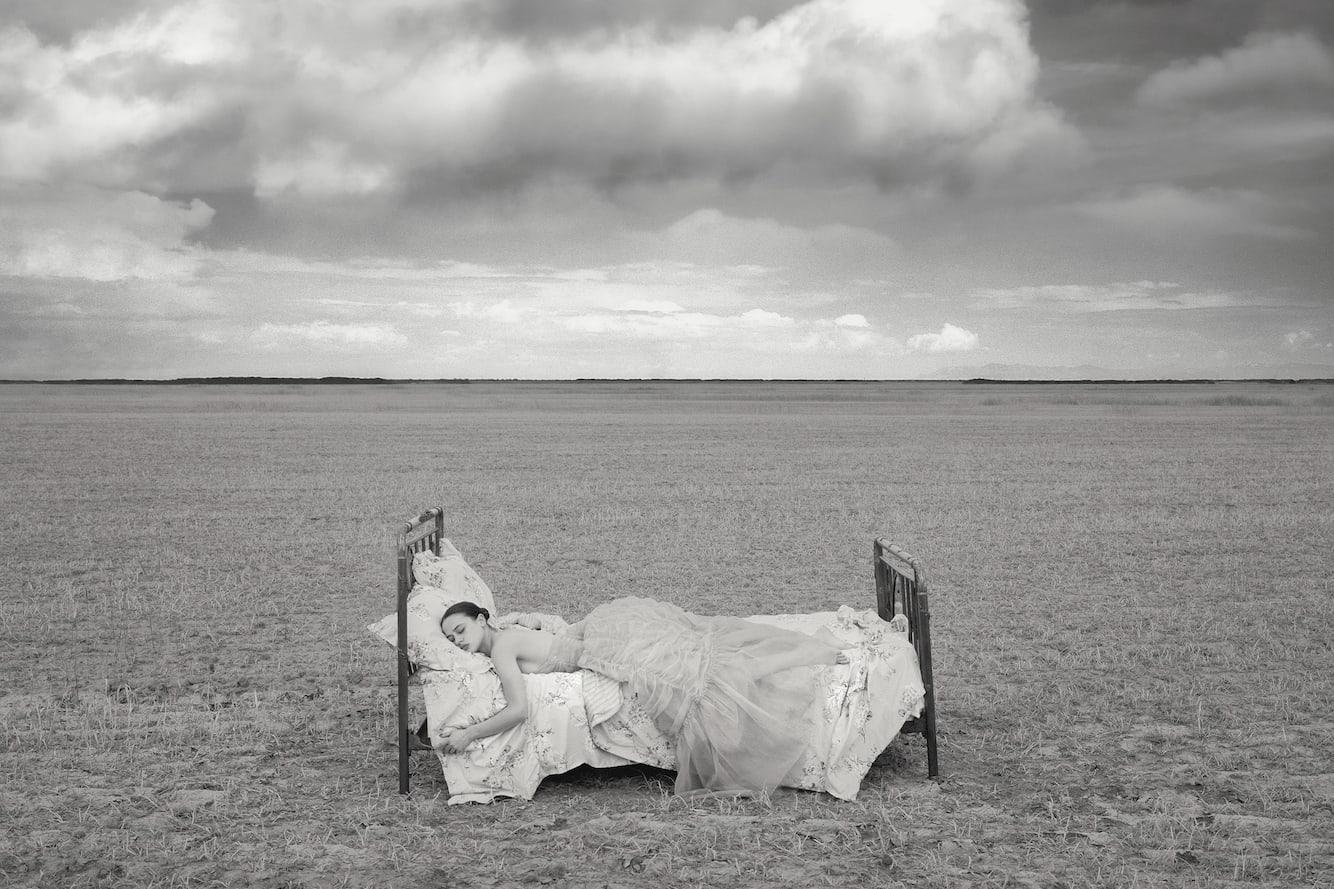 Tyler Shields - The Girl in the Bed, Fotografie 2023, Nachgedruckt