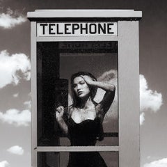 Tyler Shields - La chica de la cabina telefónica, Fotografía 2021, Impresión posterior