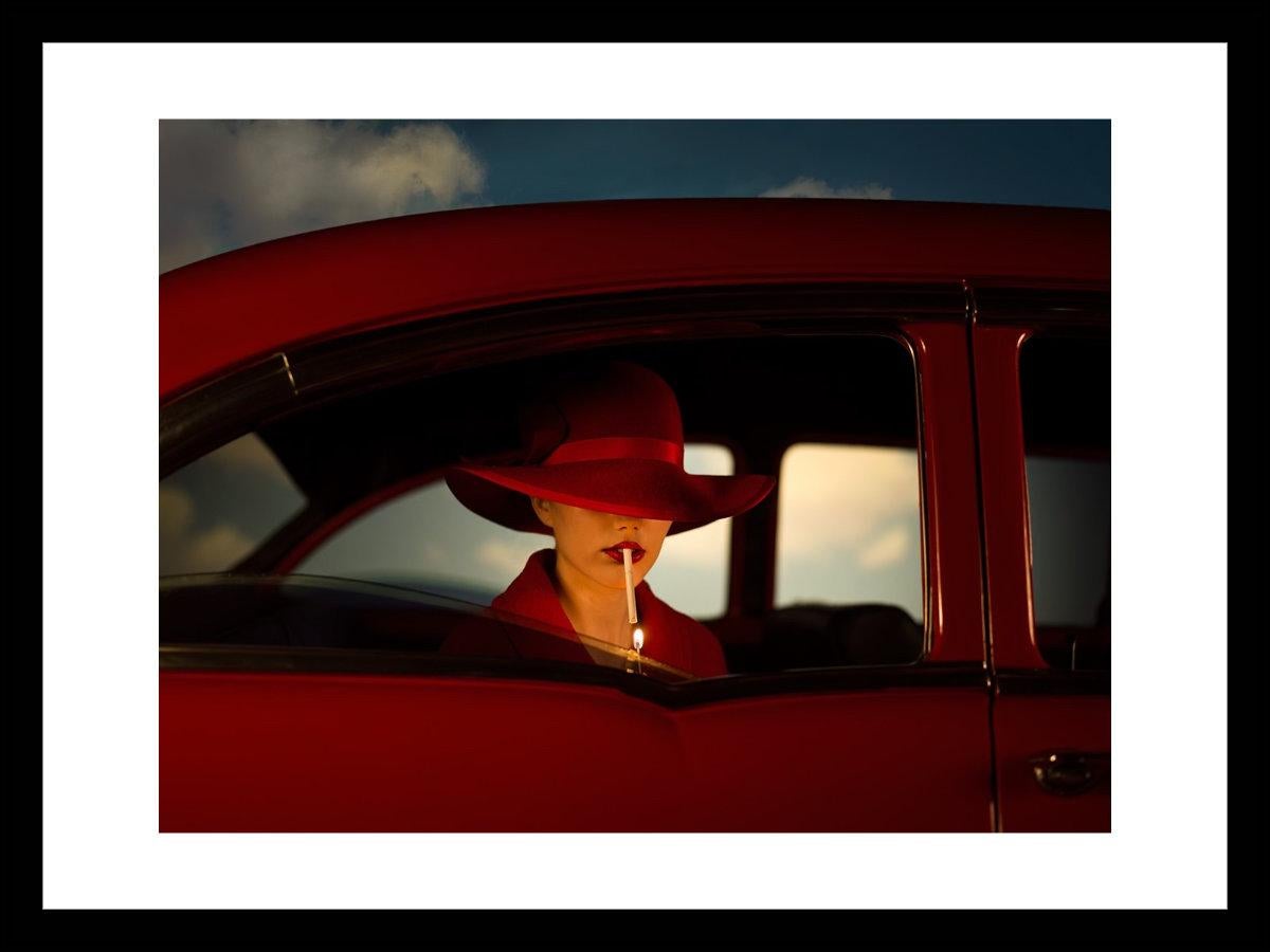 Tyler Shields - La fille dans la voiture rouge, photographie 2021, imprimée d'après en vente 1