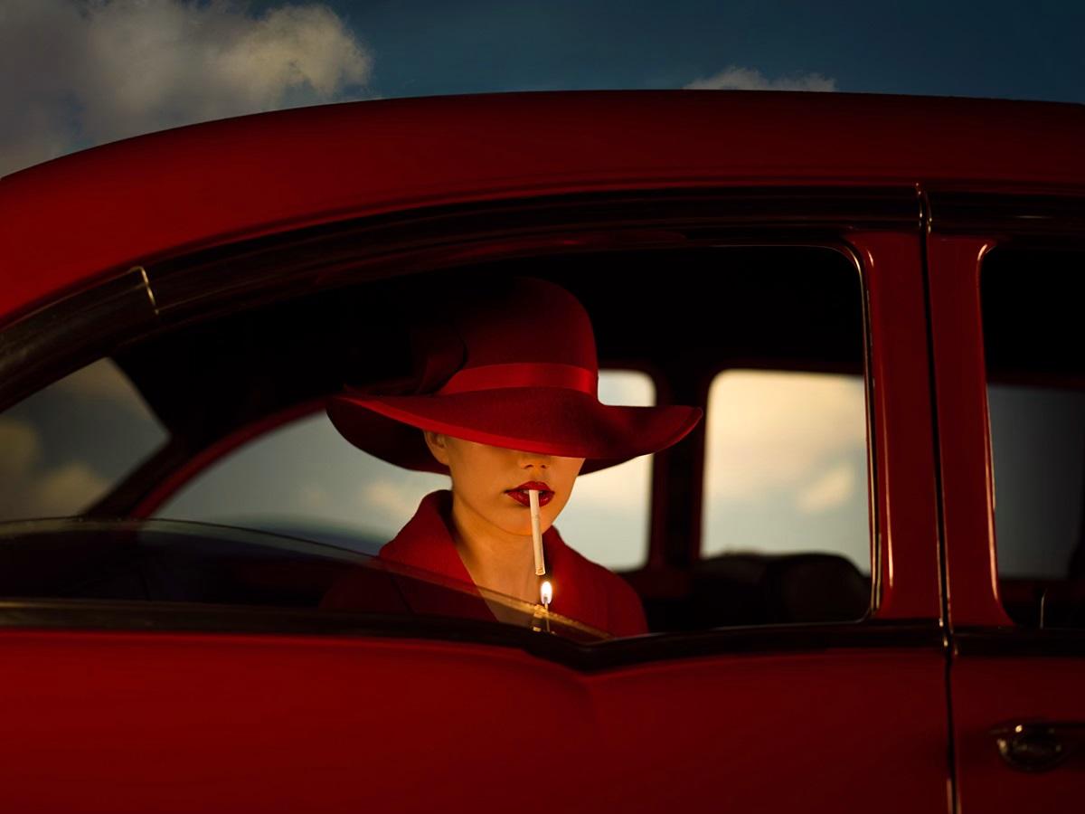 Tyler Shields - La ragazza nell'auto rossa, Fotografia 2021, Stampato Dopo