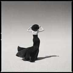 Tyler Shields - Das Mädchen im Wind, Fotografie 2024, Nachdruck