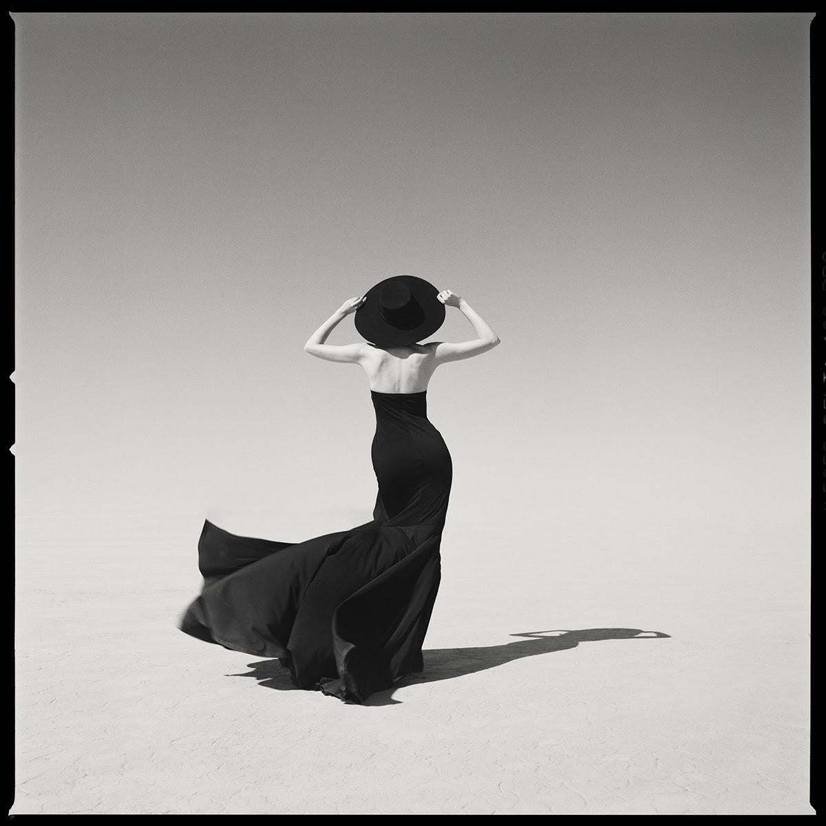 Tyler Shields - Das Mädchen im Wind, Fotografie 2024, Nachdruck