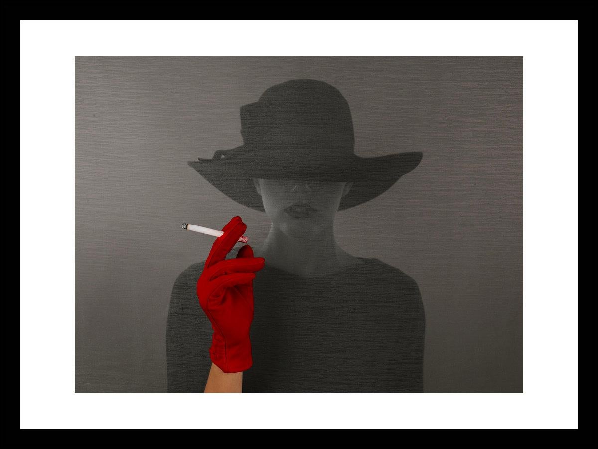 Tyler Shields - The Girl with The Red Glove, photographie 2021, imprimée d'après en vente 1