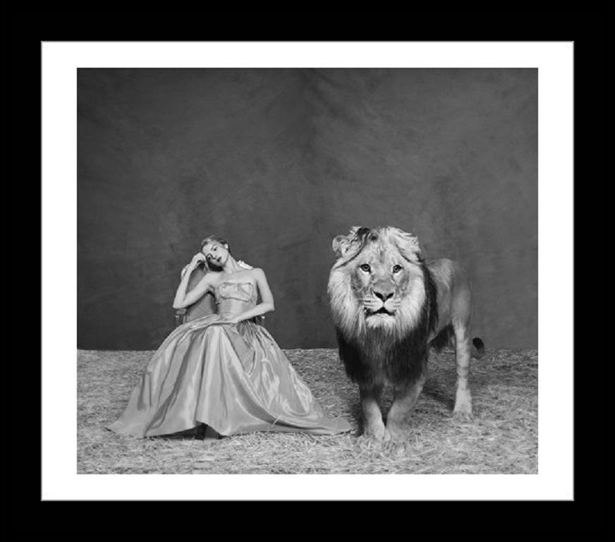 Tyler Shields - The Lady And The Lion, Fotografie 2019, gedruckt nach 1