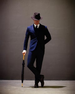 Tyler Shields - L'uomo con il cappello e l'ombrello, 2025, stampato in seguito