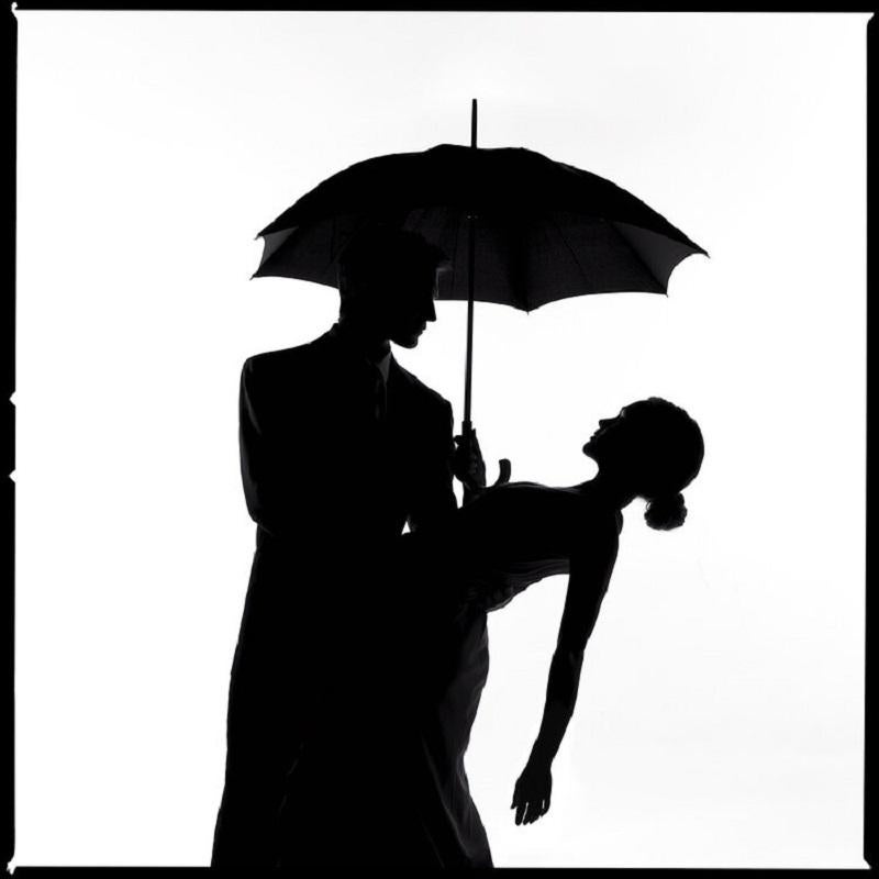 Serie: Umbrella Silhouette  
Chromogener Druck auf Kodak Endura Luster Papier
Alle verfügbaren Größen und Ausgaben:
18" x 18"
30" x 30"
45" x 45"
60" x 60"
70" x 70"
Ausgaben von 3 + 2 Artist Proofs

Tyler Shields ist Fotograf, Filmregisseur und