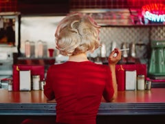 Tyler Shields - Mujer en el restaurante, Fotografía 2025, Impresión posterior