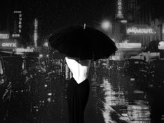 Tyler Shields - Donna sotto la pioggia, Fotografia 2025, Stampato Dopo