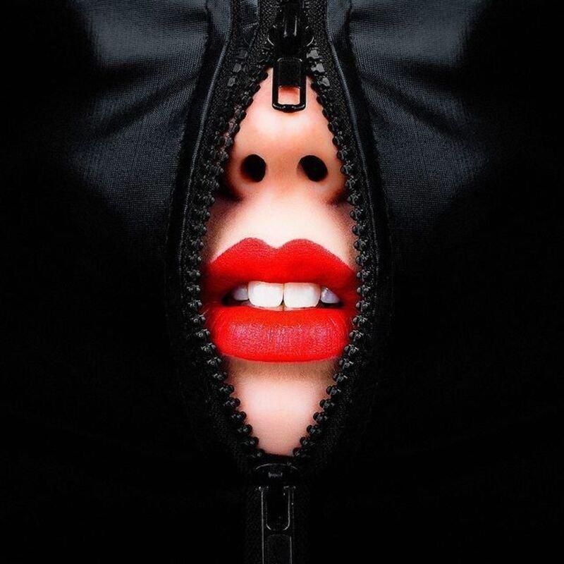 Tyler Shields - Zipper Mouth (60x60Zoll)