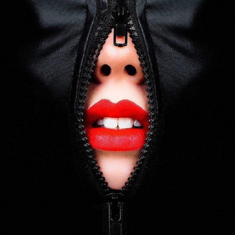 Tyler Shields - Boca de cremallera, Fotografía 2021, Impresión posterior