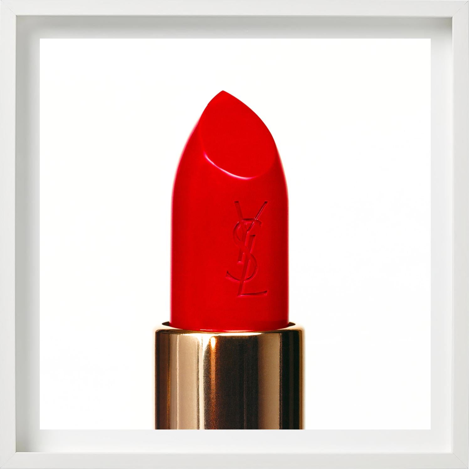 Roter Lippenstift mit dem unverwechselbaren Yves Saint Laurent-Logo, fotografiert von Tyler Shields im Jahr 2024. 

Alle Drucke sind in limitierter Auflage erhältlich. Erhältlich in mehreren Größen. Hochwertige Einrahmung auf Anfrage.

Alle Drucke