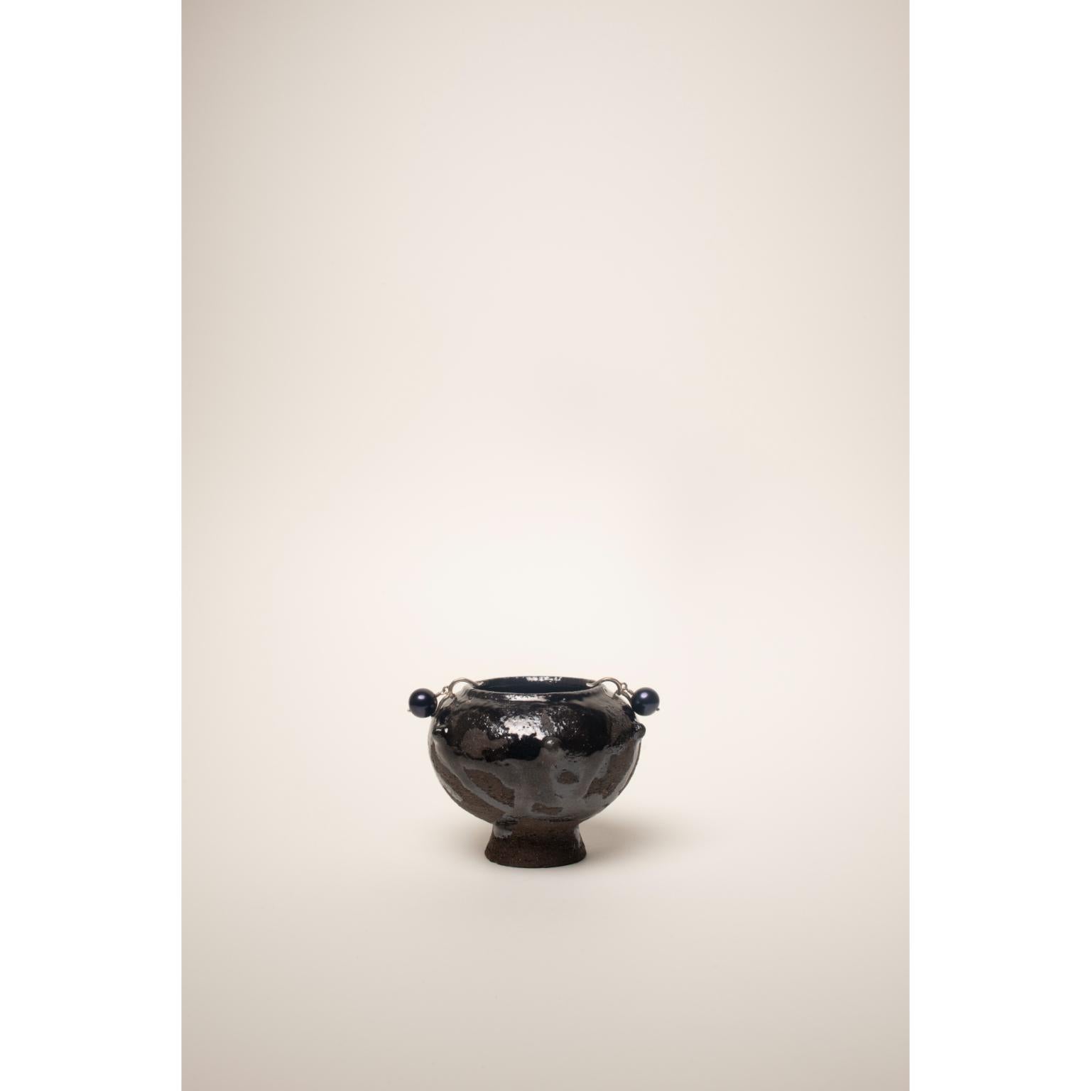 Tylissos Cup 1 di Georgiev Zabeta
Dimensioni: Ø 7 x H. 8 cm.
Materiali: Argilla e smalto in gres prodotto a ruota.

Georgiev Zabeta è uno studio multidisciplinare che si muove tra architettura, arte, teoria, ricerca e altri fenomeni.

Non crediamo