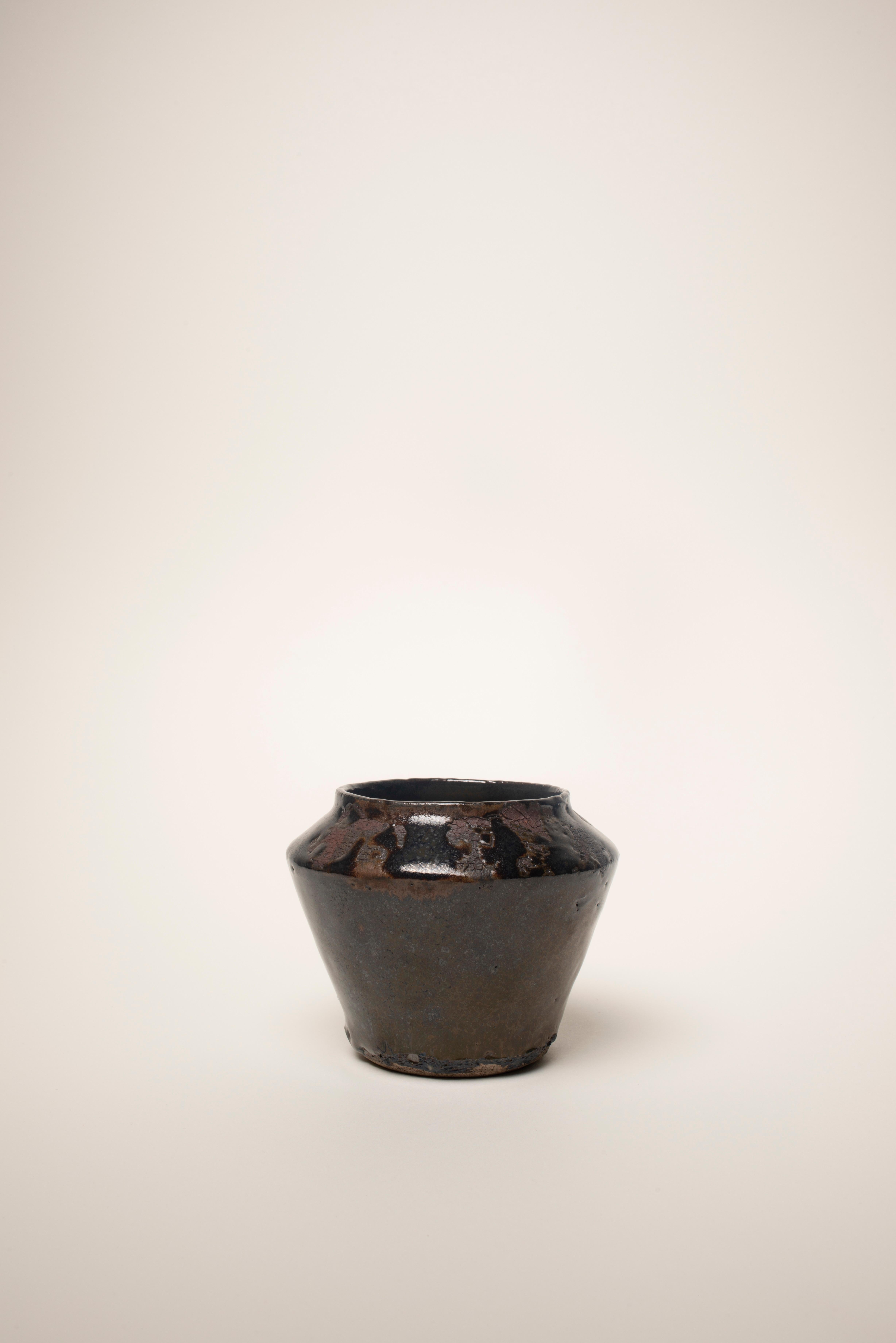 Vaso Tylissos 1 di Georgiev Zabeta
Dimensioni: Ø 10 x H. 9 cm.
Materiali: Argilla e smalto in gres prodotto a ruota.

Georgiev Zabeta è uno studio multidisciplinare che si muove tra architettura, arte, teoria, ricerca e altri fenomeni.

Non crediamo