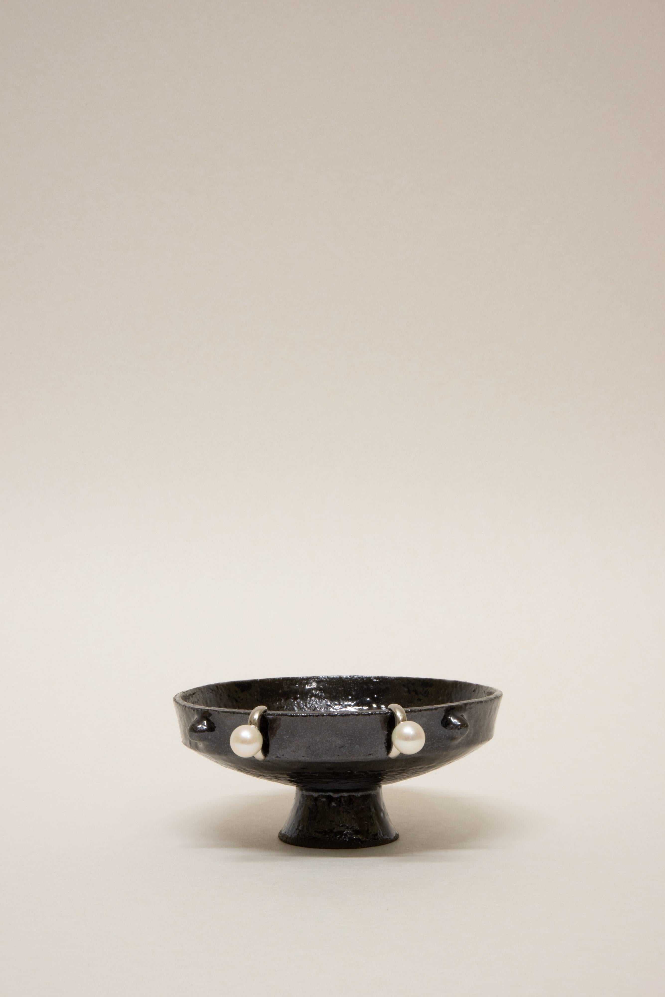 Placa Tylissos 2 de Georgiev Zabeta
Dimensiones: Ø 15 x A 6 cm.
Materiales: Arcilla y esmalte de gres cocido a torno.

Georgiev Zabeta es una práctica multidisciplinar que flota entre la arquitectura, el arte, la teoría, la investigación y otros