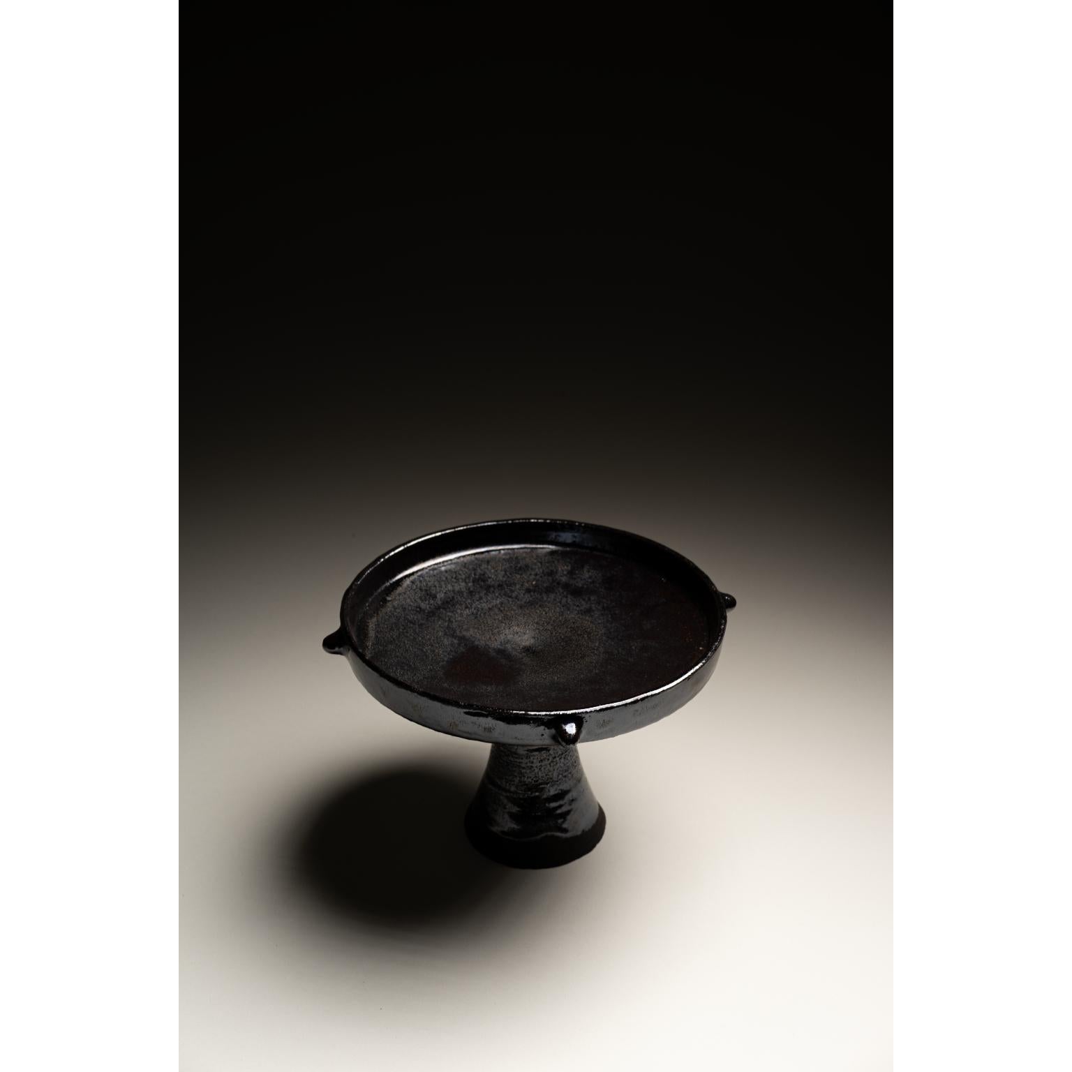 Tylissos Plate 3 par Georgiev Zabeta
Dimensions : Ø 26 x H 16 cm : Ø 26 x H 16 cm.
MATERIAL : Argile et glaçure de grès tournées au tour.

Georgiev Zabeta est une pratique multidisciplinaire qui flotte entre l'architecture, l'art, la théorie, la