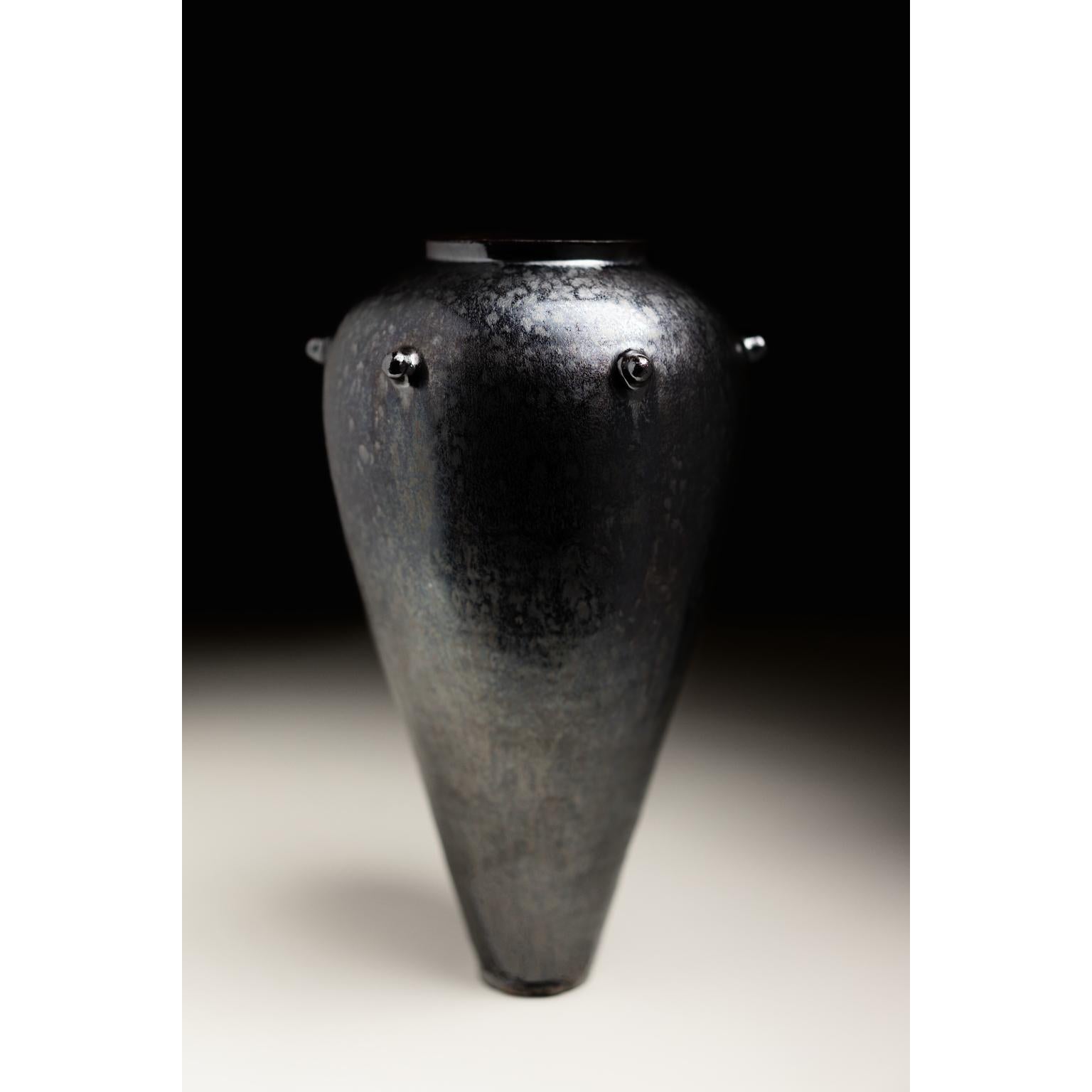 Tylissos Vessel 11 di Georgiev Zabeta
Dimensioni: Ø 20 x H. 40 cm.
Materiali: Argilla e smalto in gres prodotto a ruota.

Georgiev Zabeta è uno studio multidisciplinare che si muove tra architettura, arte, teoria, ricerca e altri fenomeni.

Non