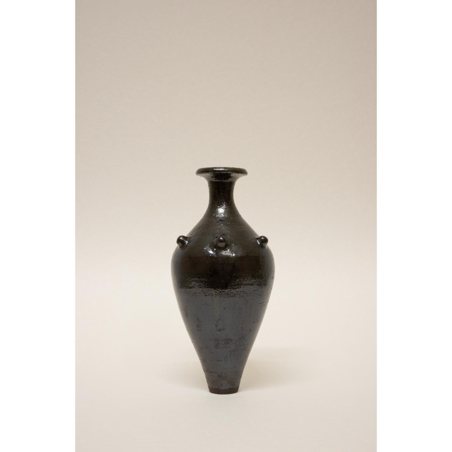 Tylissos Vessel 2 di Georgiev Zabeta
Dimensioni: Ø 10 x H. 22 cm.
Materiali: Argilla e smalto in gres prodotto a ruota.

Georgiev Zabeta è uno studio multidisciplinare che si muove tra architettura, arte, teoria, ricerca e altri fenomeni.

Non