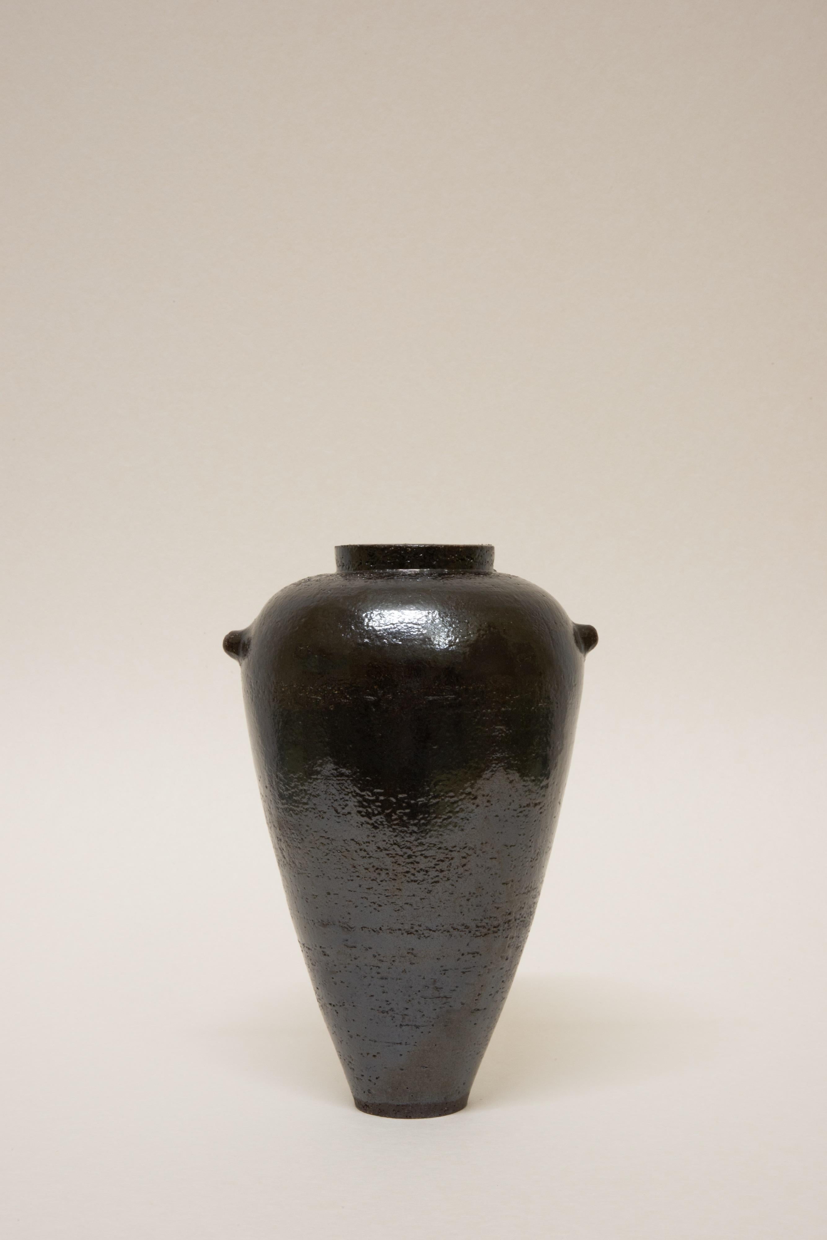 Tylissos Vessel 3 di Georgiev Zabeta
Dimensioni: Ø 13 x H. 21 cm.
Materiali: Argilla e smalto in gres prodotto a ruota.

Georgiev Zabeta è uno studio multidisciplinare che si muove tra architettura, arte, teoria, ricerca e altri fenomeni.

Non