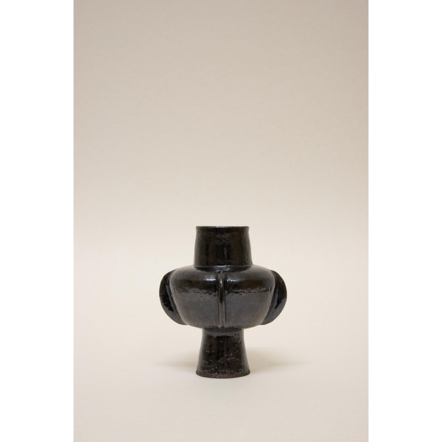 Tylissos Vessel 4 di Georgiev Zabeta
Dimensioni: Ø 12 x H 140 cm.
Materiali: Argilla e smalto in gres prodotto a ruota.

Georgiev Zabeta è uno studio multidisciplinare che si muove tra architettura, arte, teoria, ricerca e altri fenomeni.

Non