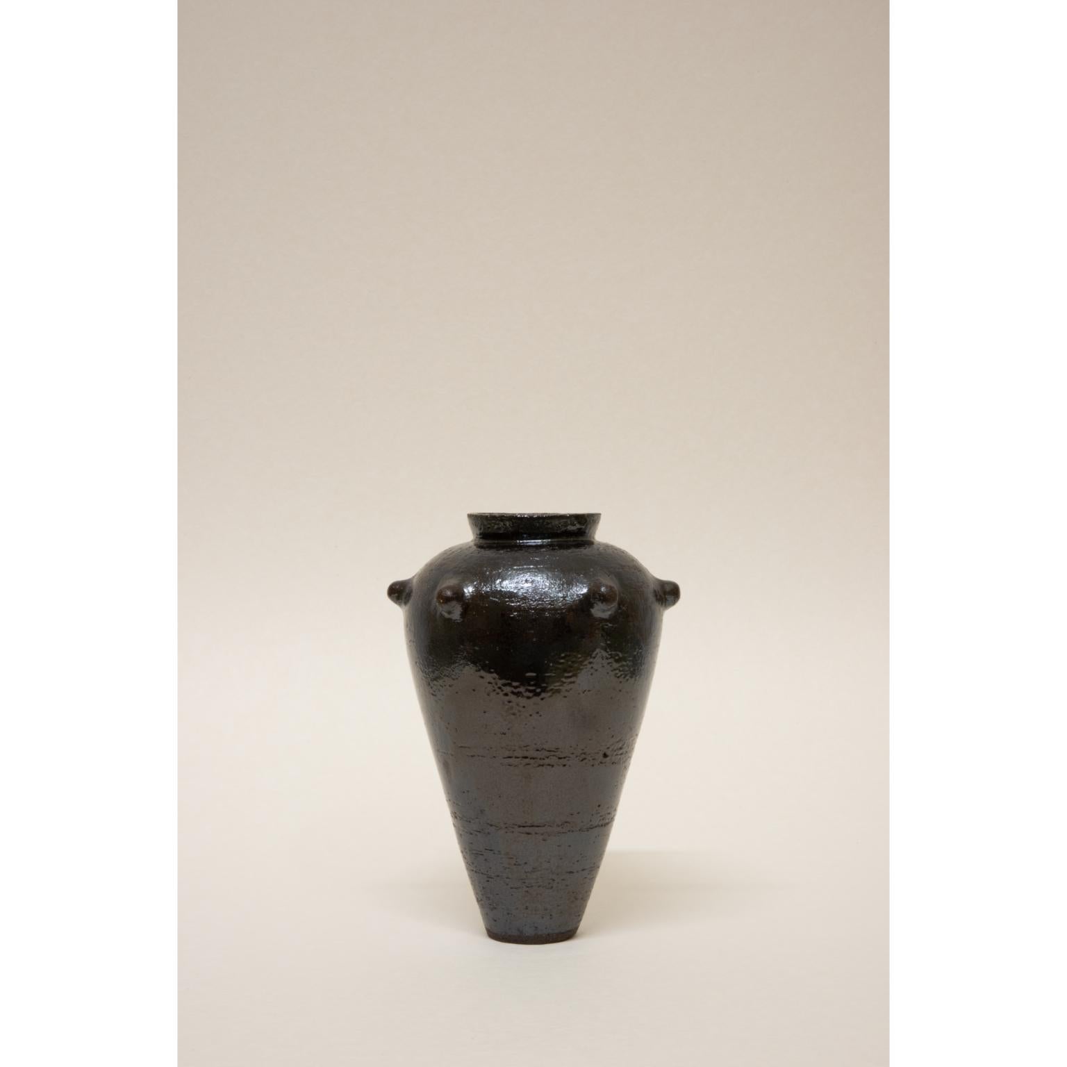Recipiente Tylissos 5 de Georgiev Zabeta
Dimensiones: Ø 12 x A 18 cm.
Materiales: Arcilla y esmalte de gres cocido a torno.

Georgiev Zabeta es una práctica multidisciplinar que flota entre la arquitectura, el arte, la teoría, la investigación y