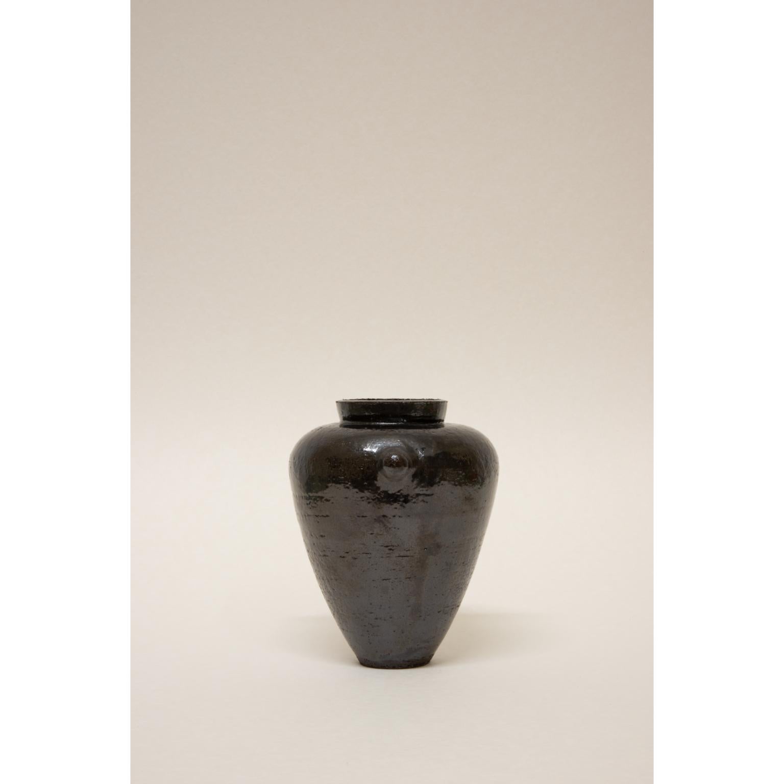 Tylissos Vessel 6 di Georgiev Zabeta
Dimensioni: Ø 12 x H. 14 cm.
Materiali: Argilla e smalto in gres prodotto a ruota.

Georgiev Zabeta è uno studio multidisciplinare che si muove tra architettura, arte, teoria, ricerca e altri fenomeni.

Non