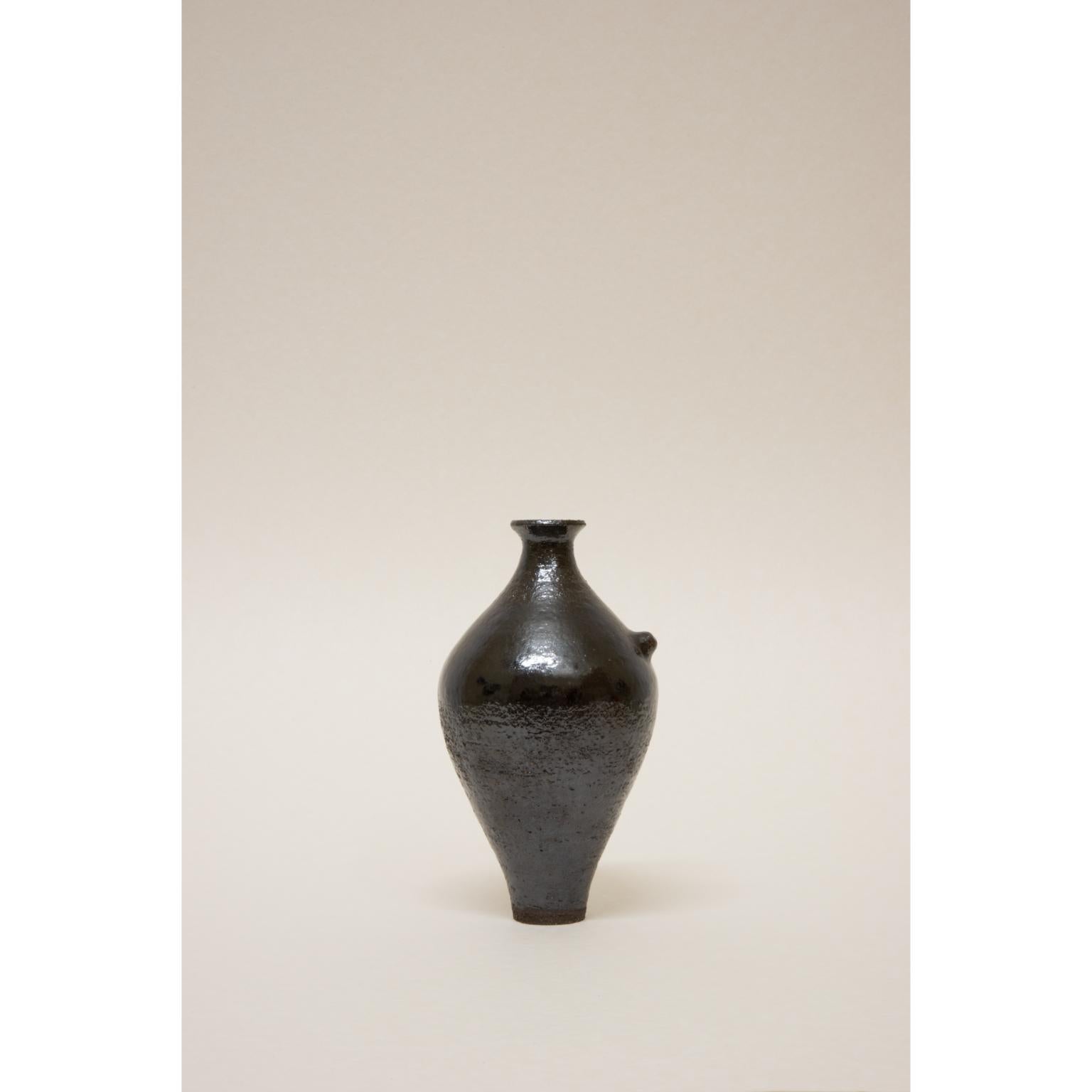 Tylissos Vessel 7 di Georgiev Zabeta
Dimensioni: Ø 8 x H. 15 cm.
Materiali: Argilla e smalto in gres prodotto a ruota.

Georgiev Zabeta è uno studio multidisciplinare che si muove tra architettura, arte, teoria, ricerca e altri fenomeni.

Non