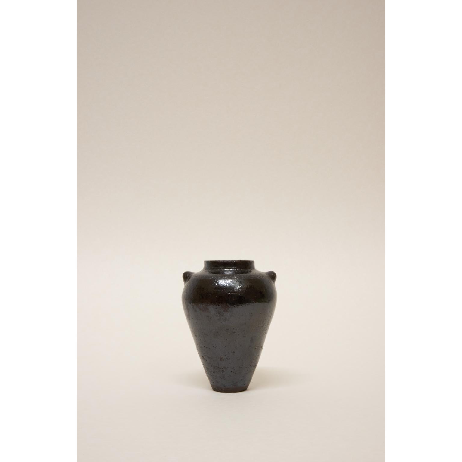 Tylissos Vessel 8 di Georgiev Zabeta
Dimensioni: Ø 8 x H. 12 cm.
Materiali: Argilla e smalto in gres prodotto a ruota.

Georgiev Zabeta è uno studio multidisciplinare che si muove tra architettura, arte, teoria, ricerca e altri fenomeni.

Non