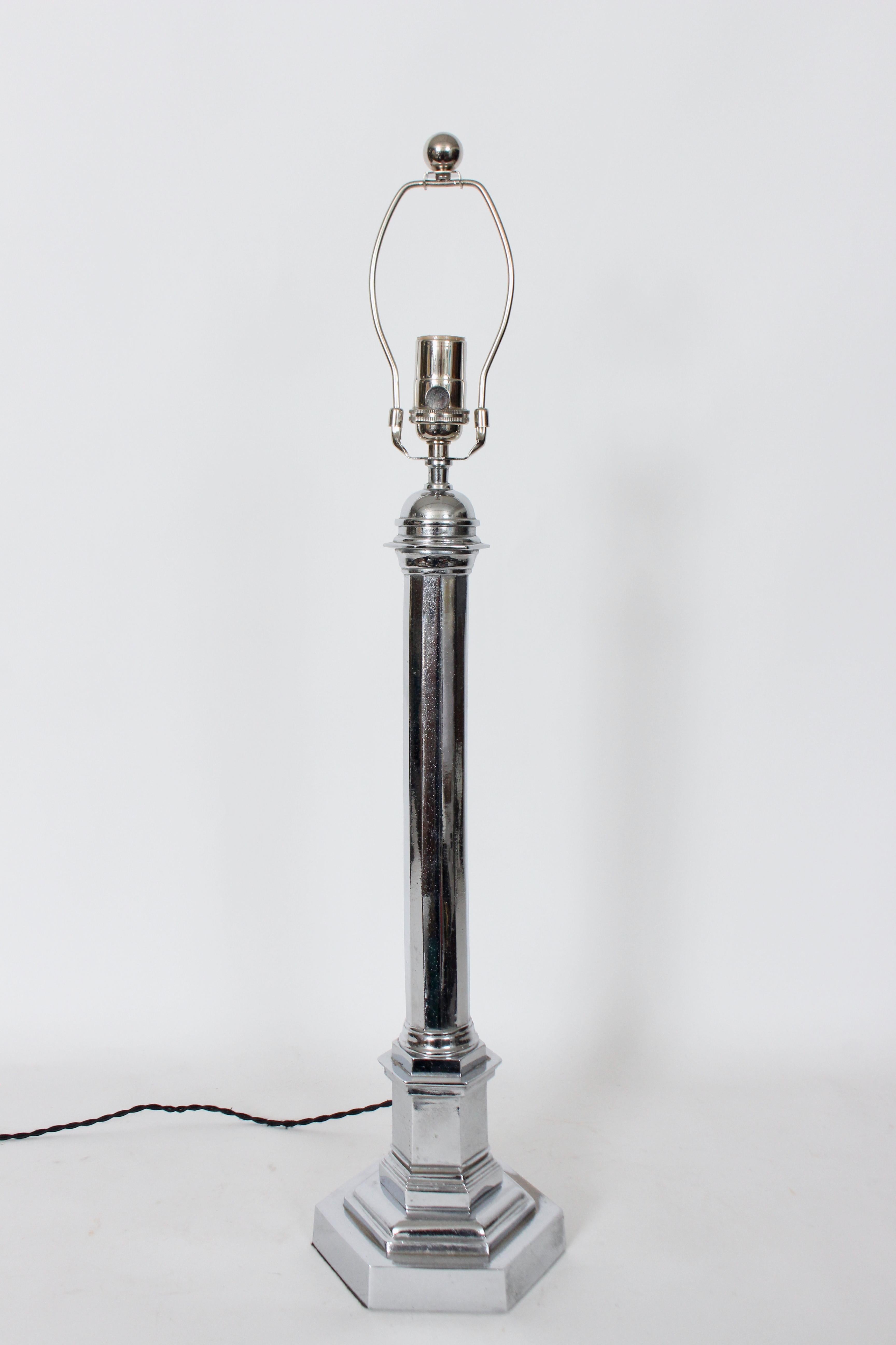 Plaqué Tyndale Chrome Dodecagon Column Table Lamp en vente