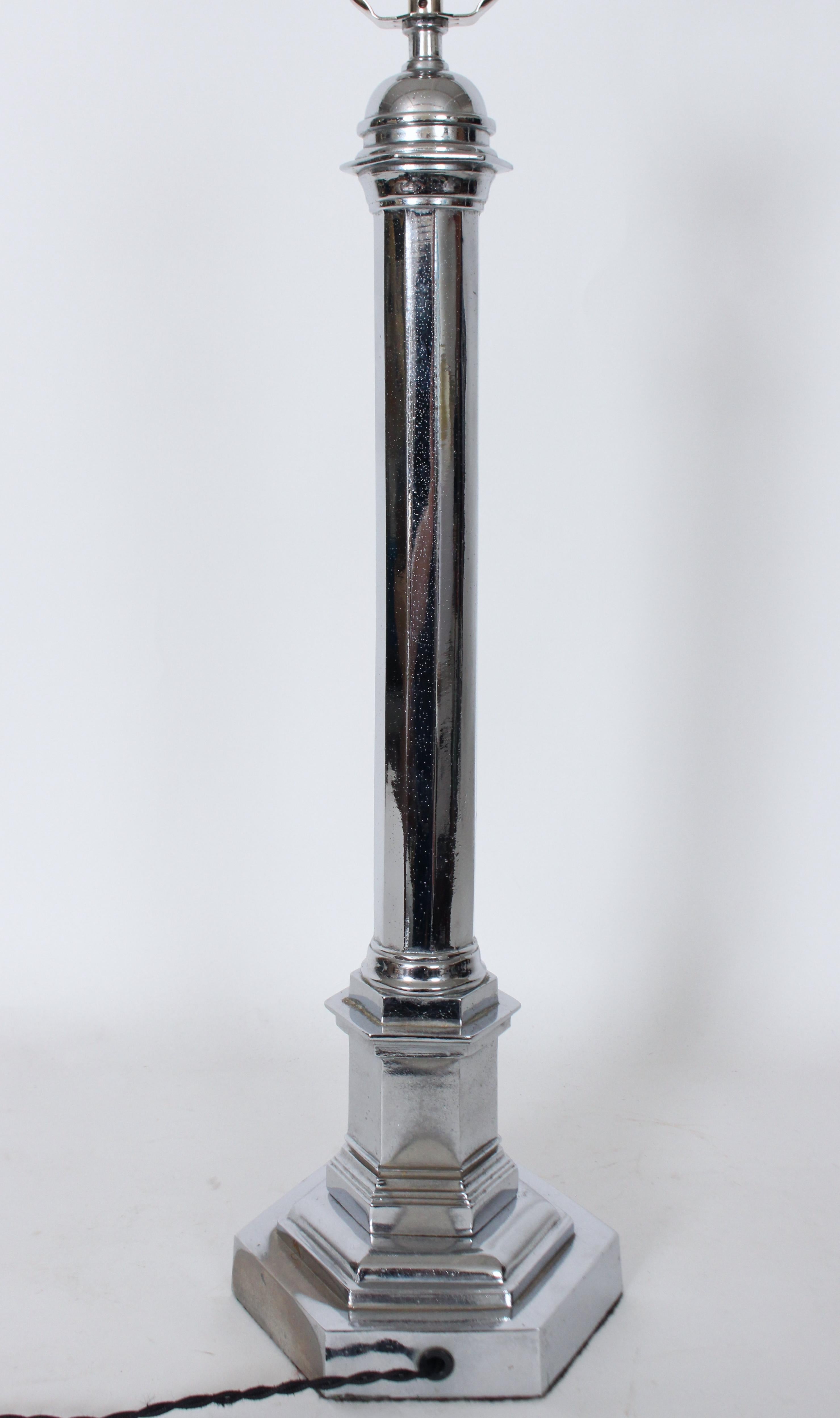 Métal Tyndale Chrome Dodecagon Column Table Lamp en vente