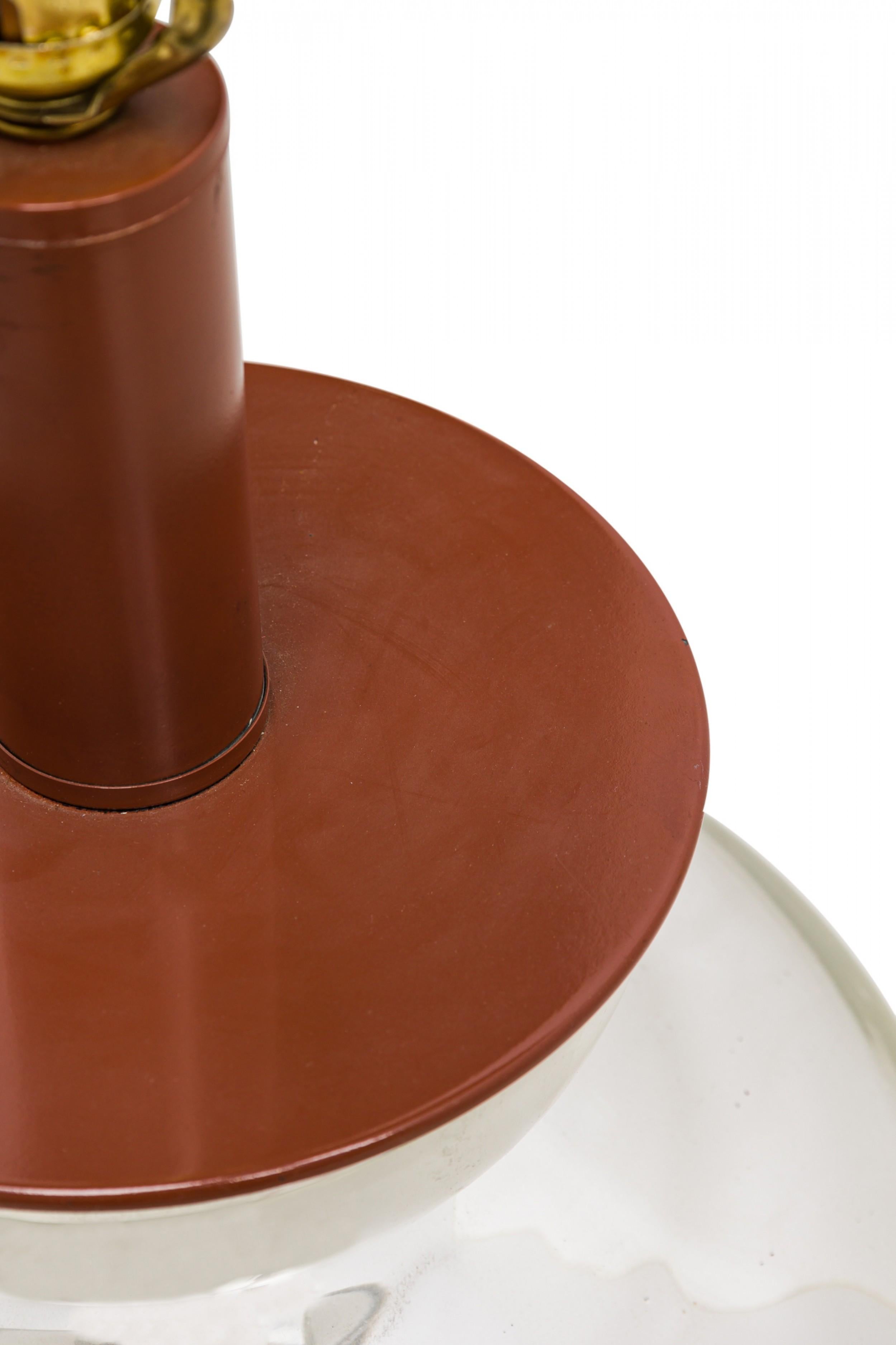 Lampe de table américaine du milieu du siècle en verre Mercury de forme cylindrique comprimée aux bords arrondis, se rétrécissant vers un col pincé avec un sommet aplati qui est relié à une tige brune prolongée avec une prise d'interrupteur en