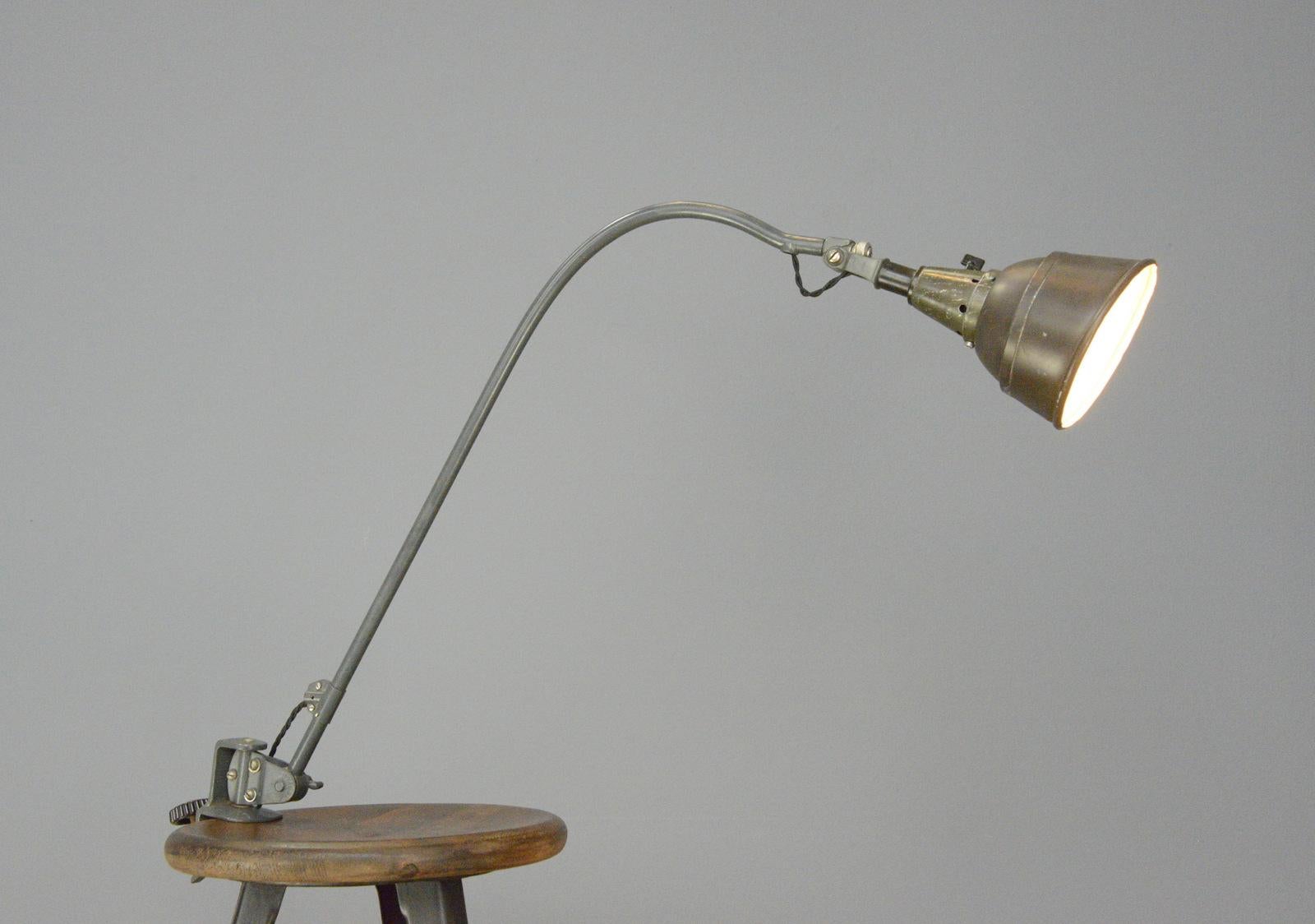 Lampe de bureau typique Peitsche 113 de Curt Fischer pour Midgard, datant des années 1940 en vente 11