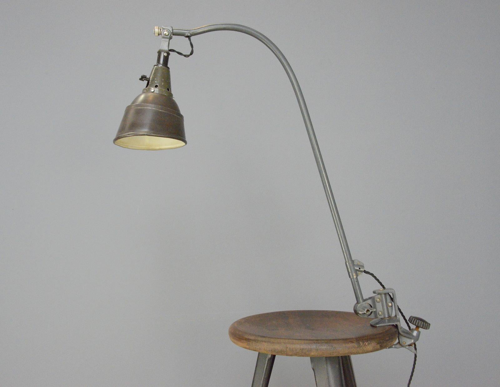 Lampe de bureau typique Peitsche 113 de Curt Fischer pour Midgard, datant des années 1940

- Bras réglable incurvé avec sa peinture grise d'origine
- Abat-jour angulaire en acier avec peinture brune d'origine.
- Convient aux ampoules de type E27
-