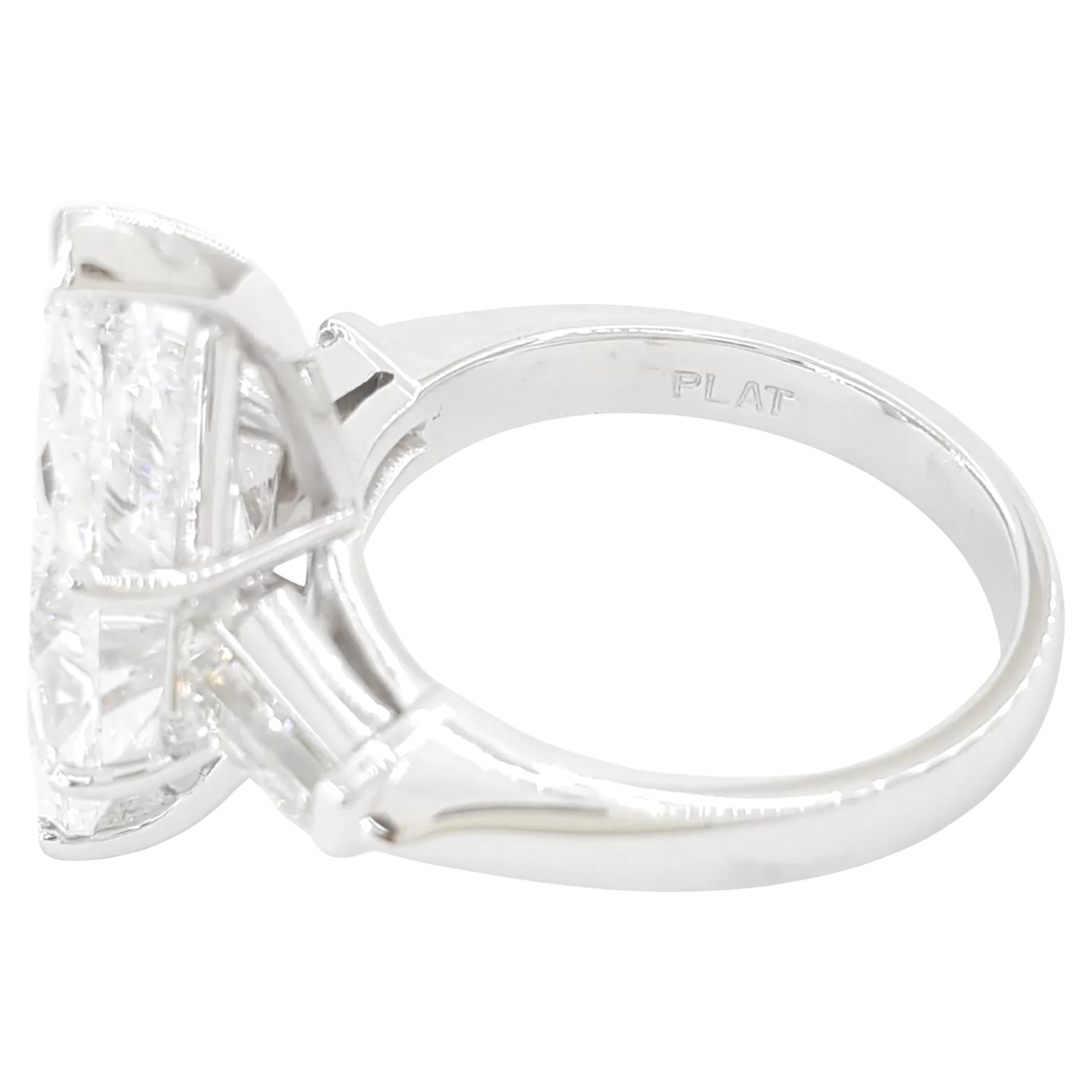 Bague de fiançailles de 7,8 ct Marquise Brilliant Ideal Cut Diamond Three-Stone Platinum. Pesant 11,7 grammes et d'une taille de 6,5, la pièce maîtresse est un exceptionnel diamant Marquise Nature à taille brillante de 7,20 ct, d'une couleur D et