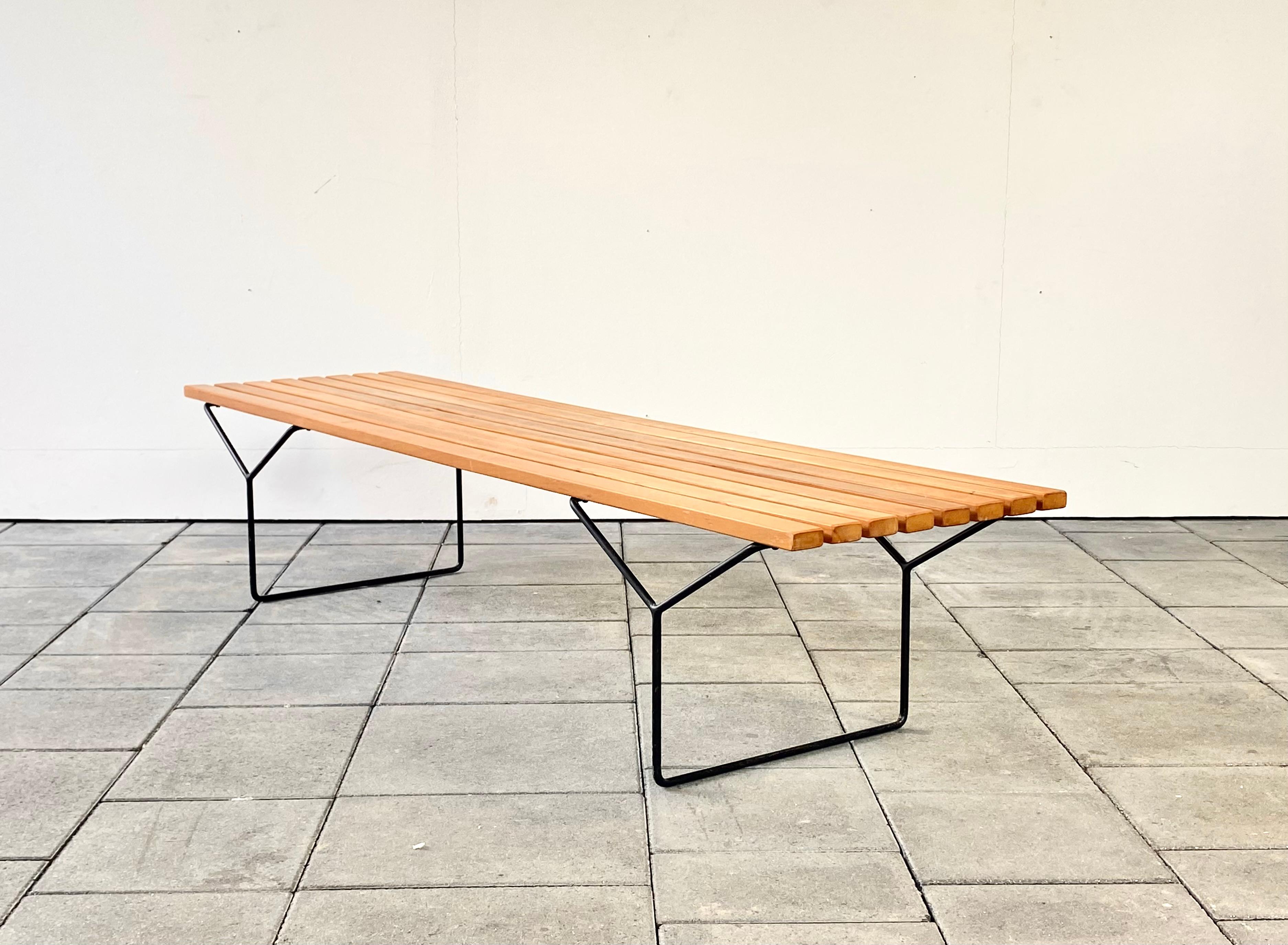 1960ies knoll international 400 slat bench designed by Harry Bertoia, 1952.

The Famous Italian-American sculptor Arieto  Bertoia (born in 1915) moved to the US with his family in 1930. His name in the US was Americanized to „Harry“. 

After