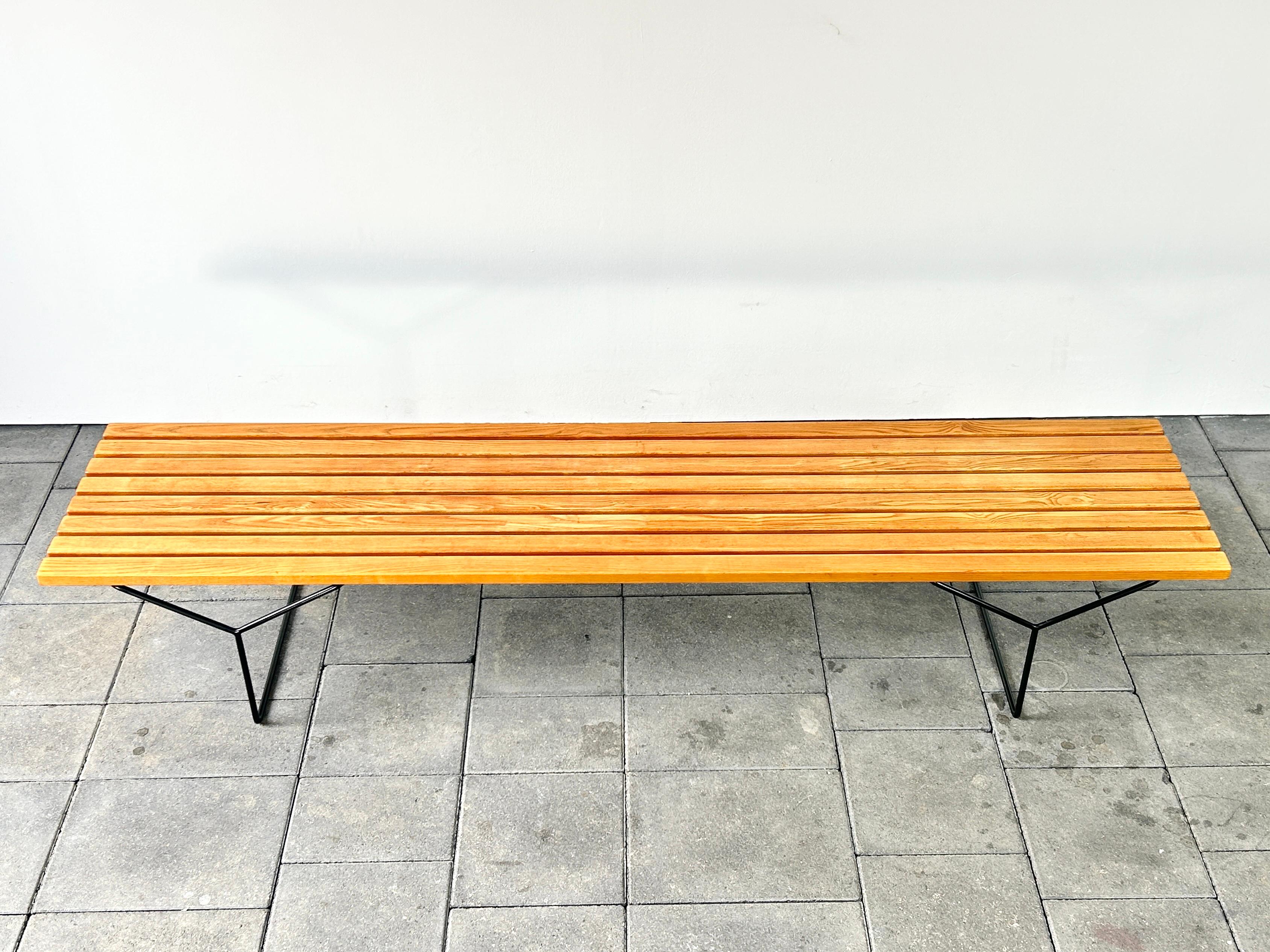Type 400 slat bench designed by Harry Bertoia for Knoll International 1952 In Good Condition In Offenburg, Baden Wurthemberg