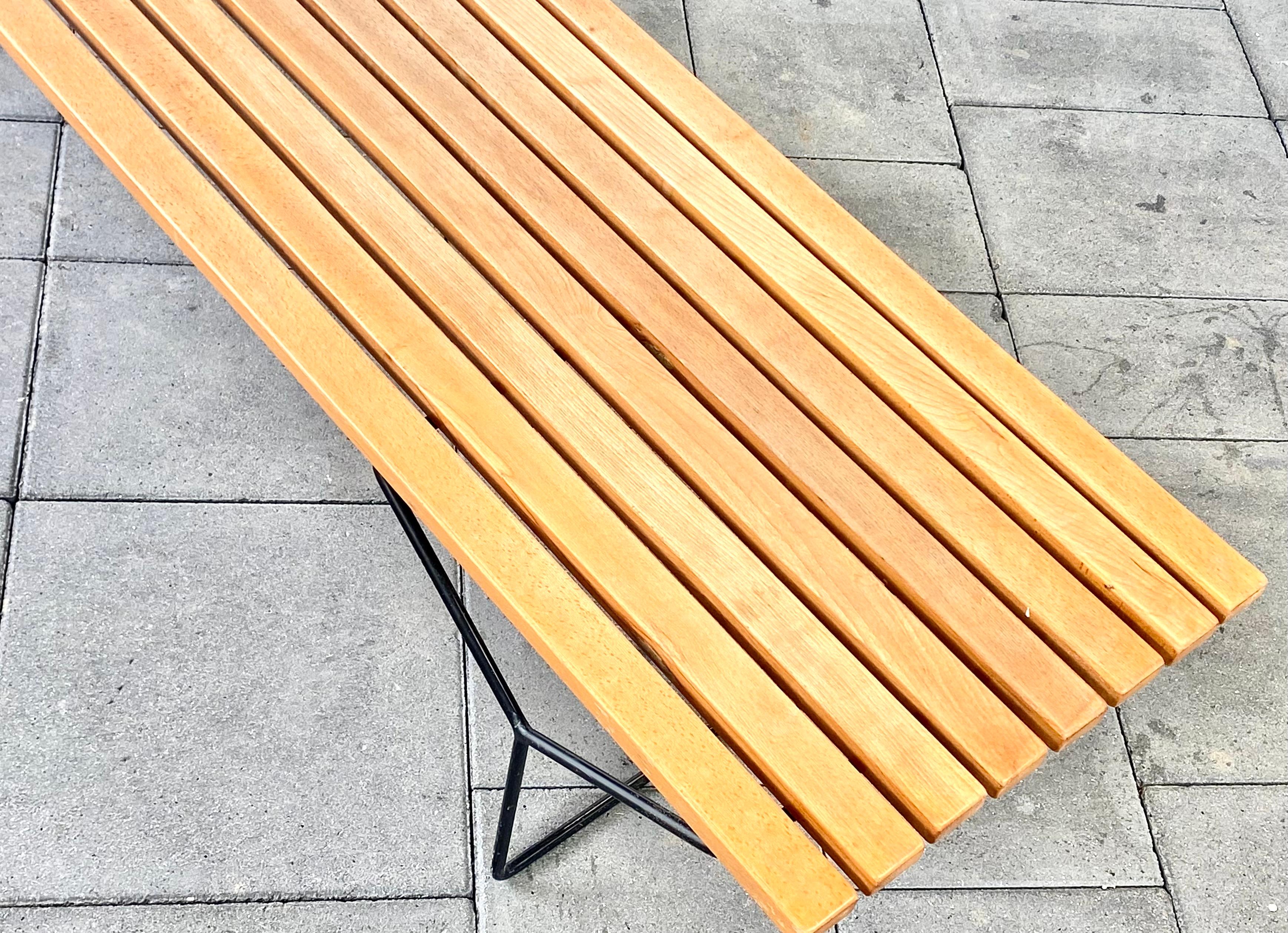 Die Lattenbank Typ 400 entworfen von Harry Bertoia für Knoll International 1952 (20. Jahrhundert)