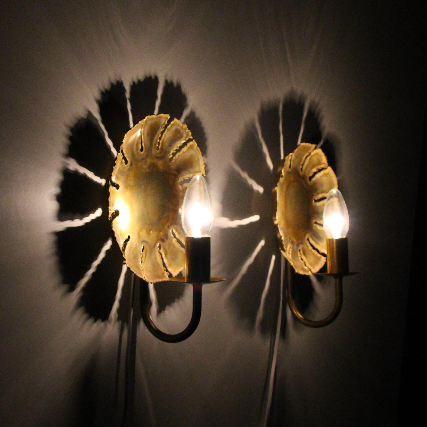 TYPE 5218 pair of Brutalist style brass wall lamps by Svend Aage Holm Sørensen, 1960s - beautiful midcentury pieces in excellent vintage condition.

A pair of brass sconces with all the iconic Holm Sørensen signs - made in flame treated brass with