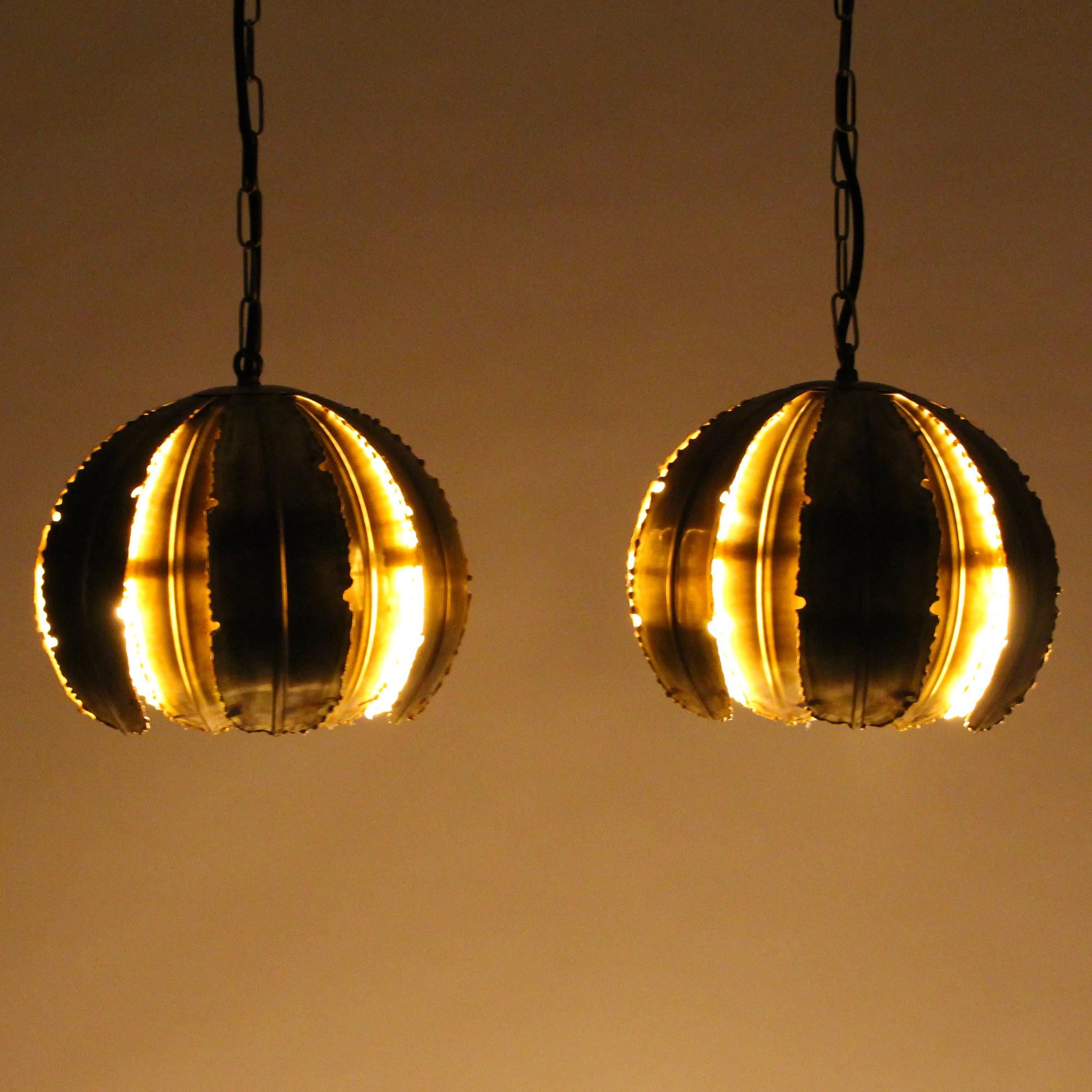 Type 6404, pair of round brass lamps from the 1960s by Svend Aage Holm Sorensen - both in excellent vintage condition!

A round Brutalist styled hanging lamp, made up of 12 leaf shaped brass plates with serrated edges - acid treated in Holm