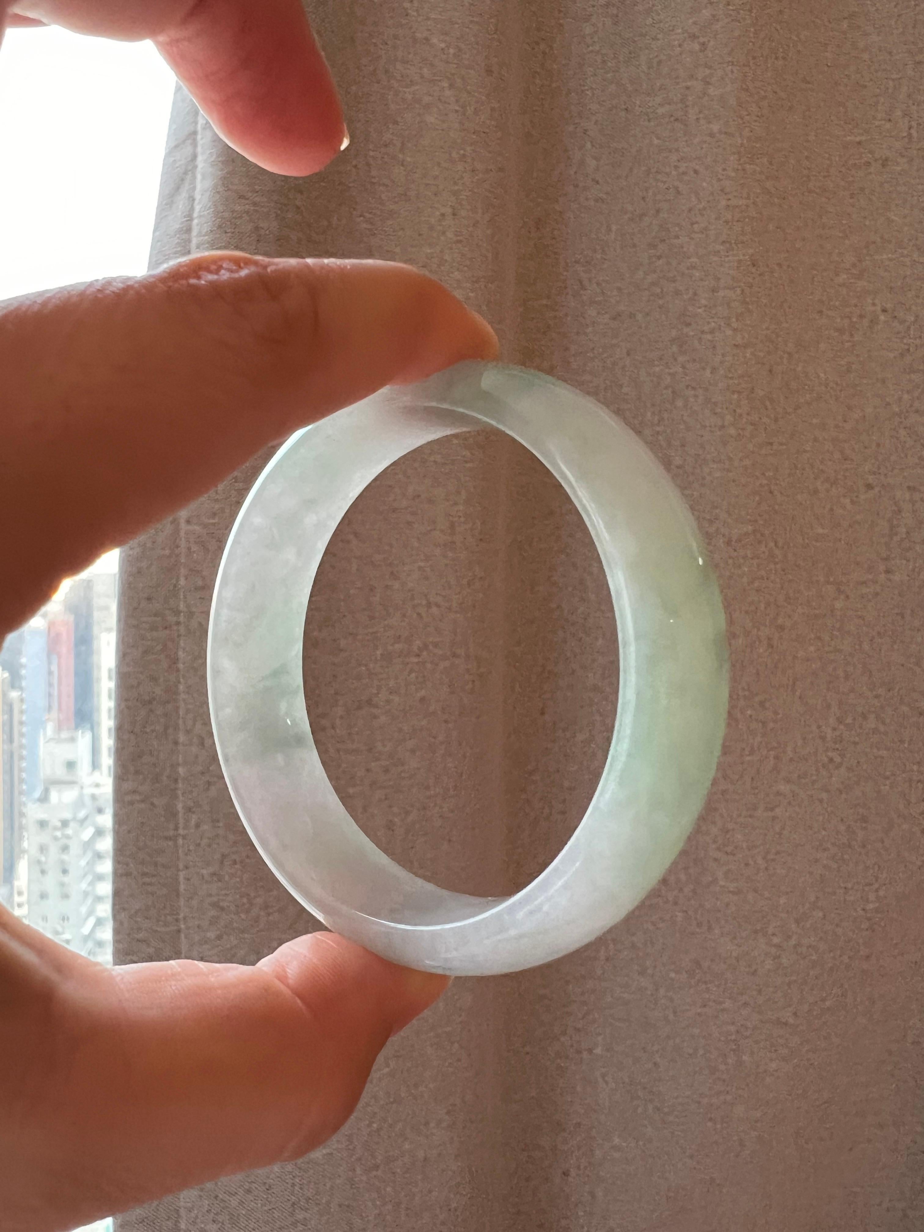 Type A burmese jadeite green bangle In New Condition For Sale In Kowloon City District, HK