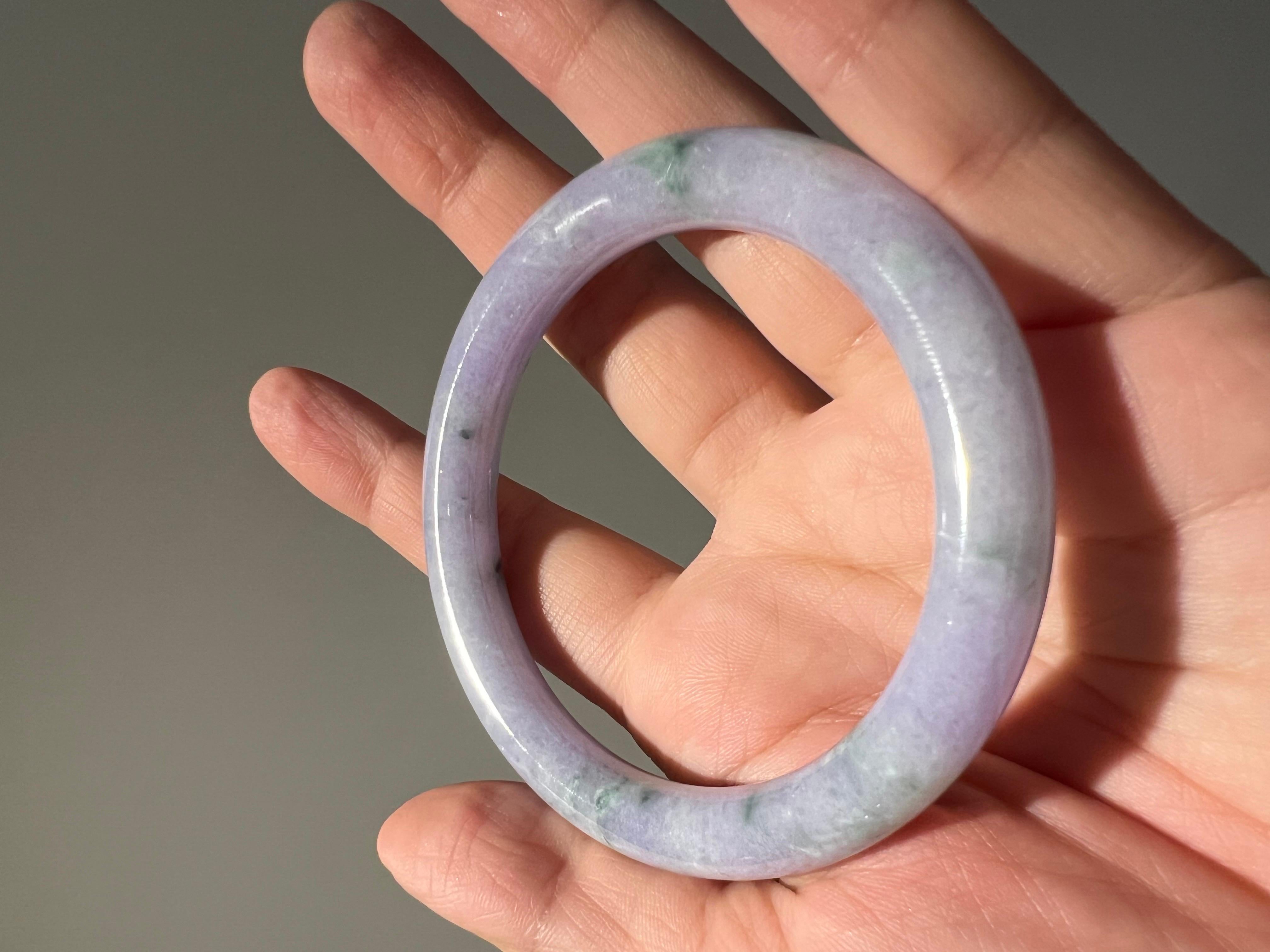 Type A burmese lavender jadeite bangle with certificate In New Condition For Sale In Kowloon City District, HK