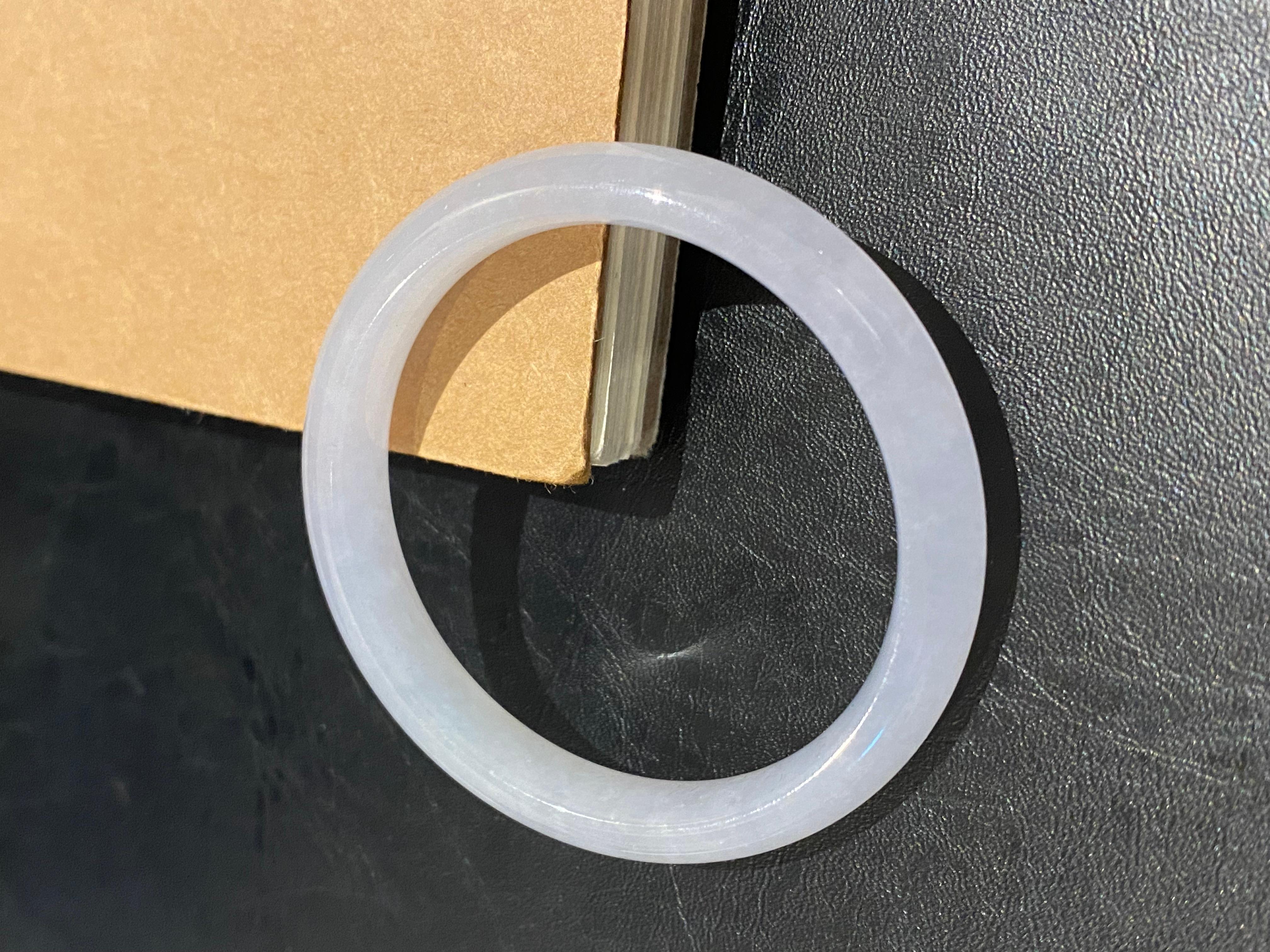 Type A Jadeit-Armreif, gleichermaßen grau-weiße Farbe. 24,6 g. 9 mm breit + GSL-zertifiziert im Zustand „Hervorragend“ im Angebot in MELBOURNE, AU